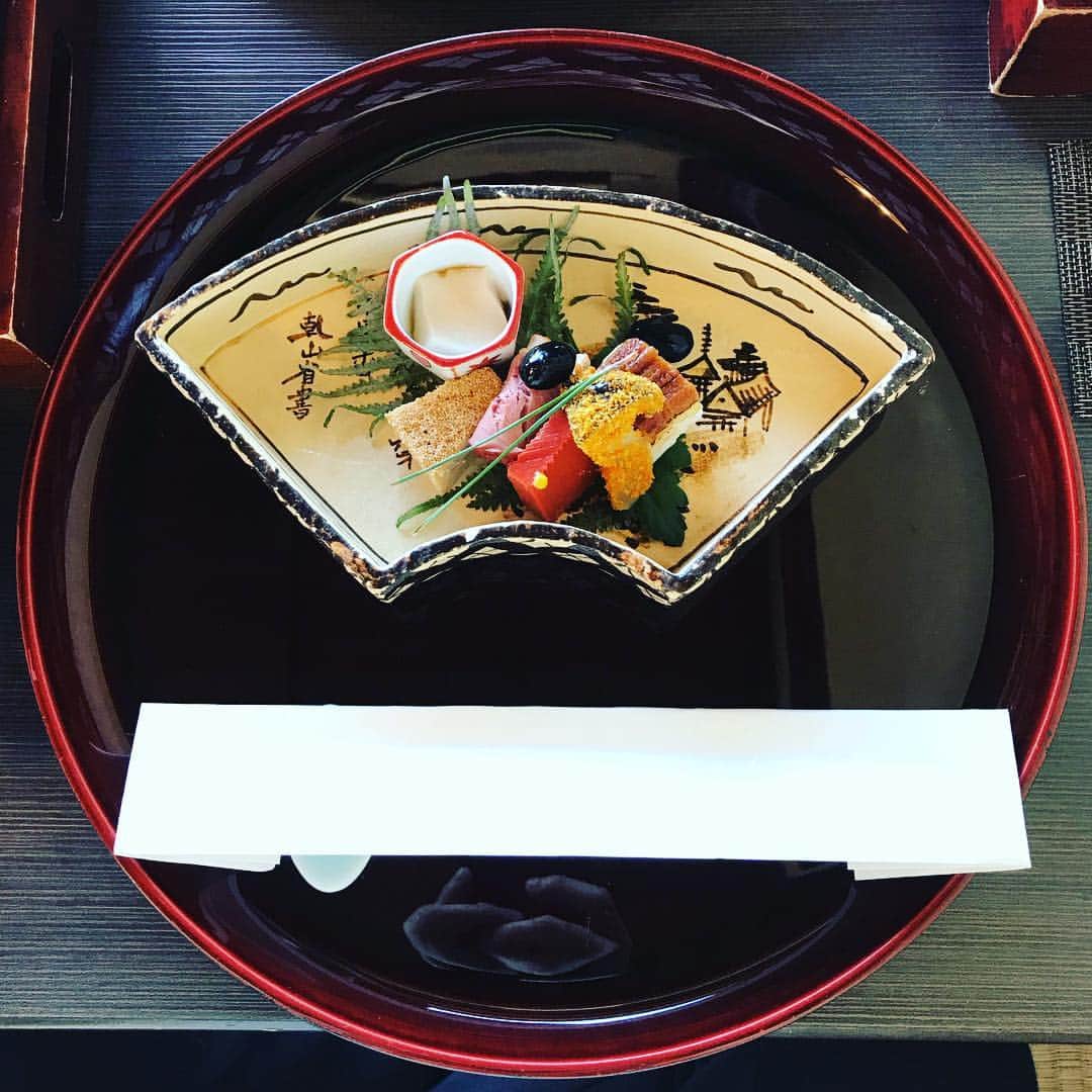 松谷ヒロキのインスタグラム：「元旦は京都で昼ごはんを。 鴨川眺めながらのんびりした後、下鴨神社へ。 とても混んでるとの前情報でしたが、大して混んでなくて良かった。 水おみくじというのをやってみましたが小吉でした。  New Year's Day Kaiseki Cuisine in Kyoto. After relaxing while looking at Kamogawa, we went to Shimogamo Shrine. It was previous information that it was very crowded, but it was good that it was not too crowded. I tried to call water omikuji but it was a little luck.  #初詣 #京都 #kyoto #円スタグラム #art #lights  #food #iPhone7plus #focus #cool #kawaii #japanese #comedian #tokyo #japan #love #instagood #instalike #webstagram #follow #followme #followforfollow #写真 #アート」