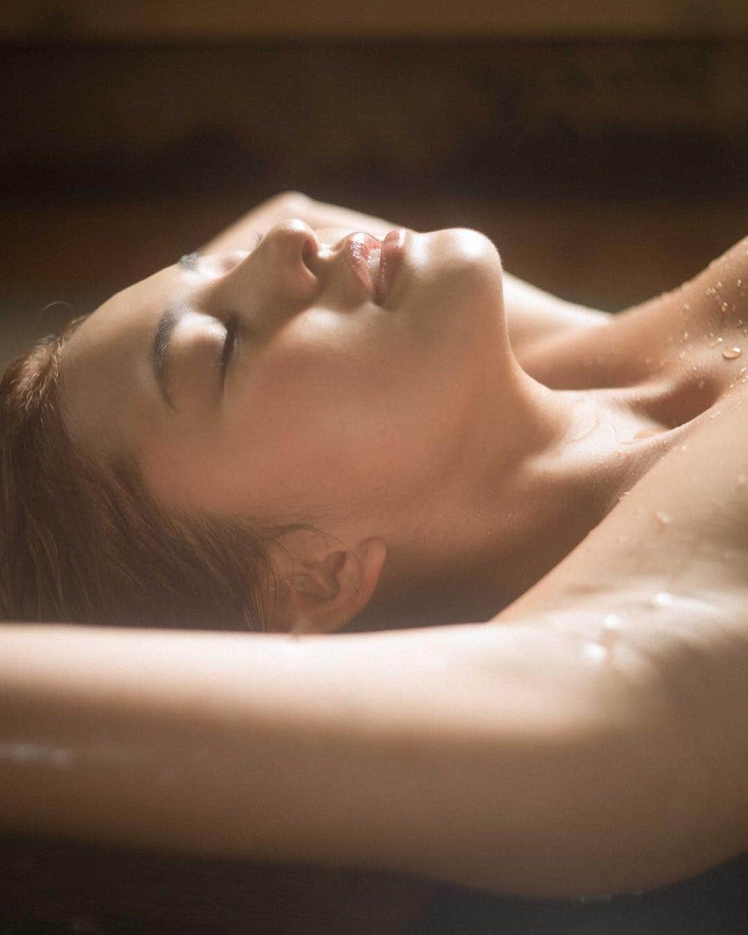 のインスタグラム：「年末にカメラロールの 整理してたら懐かしい 写真が いっぱい でてきた‼︎✨ 去年、週プレさんでスッピン温泉グラビアしたやつ🧖‍♀️💕 撮影は一昨年だったかな？なつかしぃぃぃー💦😥😭 #グラビア #週プレ #温泉 #cjd_karen #nomakeup #shooting」