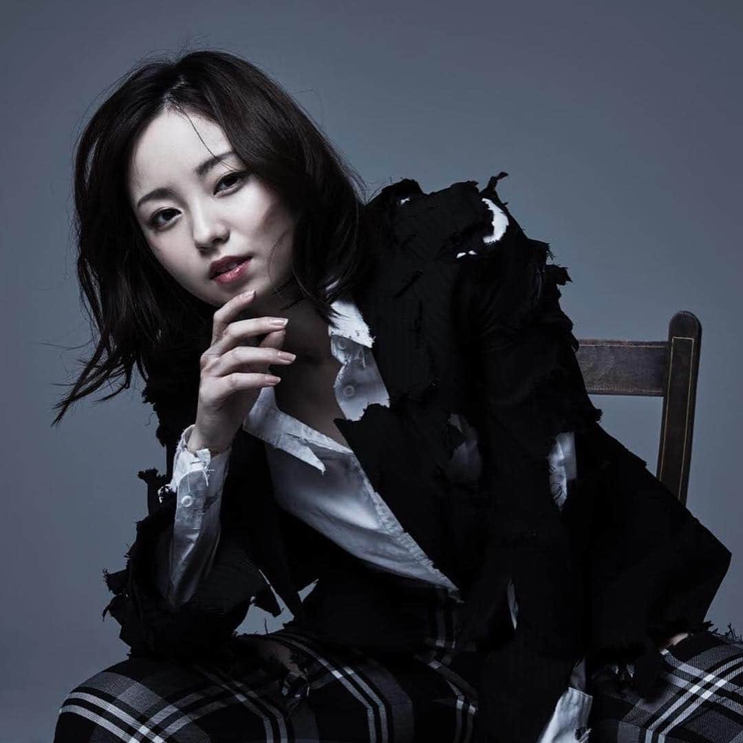 のインスタグラム：「皆さんお久しぶりです！ 今日からまたよろしくね ☺︎ . .  つかこうへいさんの舞台 『熱海殺人事件』に水野朋子役で 出演させていただくことになりました。 . . 1月11日からメルマガにて舞台のチケットが先行販売されます。  ぜひ登録してね ☺︎」