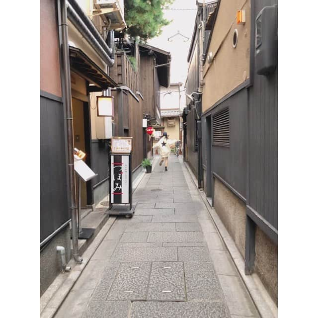 小栗有以さんのインスタグラム写真 - (小栗有以Instagram)「2018年の締めくくりに京都旅行へ⛩✨ . .  長い時間滞在は出来なかったけど… 京都の雰囲気を満喫できました😌  #京都 #伏見稲荷大社 #祇園 #No.1」1月4日 11時46分 - yuioguri_1226