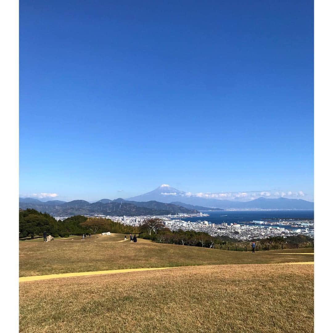 永島優美さんのインスタグラム写真 - (永島優美Instagram)「* みなさま、お正月はゆっくりできましたか？ 私は、家族で京都にぶらり旅⛩🍵 京都は昔からよく遊びに行く思い出の場所です♫ * 関西育ちの私ですが、実は3歳から1年間だけ静岡県清水市に住んでいました！ 微かな記憶ではありますが…私の第二の故郷・静岡の記憶は、とあるレストランと動物園🐘🦒笑 とにかく穏やかで優しい方々に囲まれ、3歳ながらとても幸せな時間を過ごしたことを覚えています😌 * そんな静岡の思い出の地を昨年末、24年ぶりに父と2人で巡りました✨ やっぱり思い出の場所って行くだけで心が和みますね☺ * * #思い出めぐり静岡旅 （きょう16:55〜放送） #テレビ静岡 #3枚目は父と弟との当時の写真😜 #静岡にお住まいの方、清水スポットがたくさん出てきますので是非お楽しみください✨」1月4日 12時46分 - yuumi_nagashima