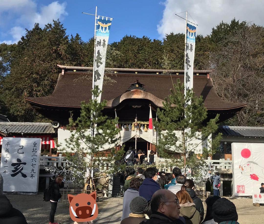 坂井志帆のインスタグラム：「あけましておめでとうございます❣️ 今年も宜しくお願い致します❣️ 昨年は大変お世話になりました✨ 2019年もこんなしほを宜しくお願います(*´꒳`*)💕笑  手力雄神社の門⛩ 右側の松の木🎍✨ うちの山の松の木が選ばれたらしい〜✨✨✨ ありがたいねぇ〜🙏💕 いい年になりますよーに🙏💕 #2019年#正月#松の木#いい年になりますように」