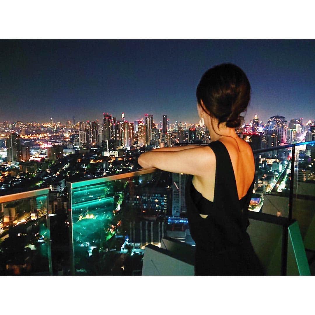 的場絢香さんのインスタグラム写真 - (的場絢香Instagram)「#20180101﻿ ﻿ Octave Rooftop Lounge & Bar.﻿ ﻿ ホテルの最上階にある﻿ 360度見渡せるルーフトップバー。﻿ ﻿ Bangkokの夜景を見ながら、乾杯🥂✴︎.・﻿ ﻿ *﻿ ﻿ 年明けのディナーは、﻿ アジアのベストレストラン50に﻿ 選ばれた、LE DUへ。﻿ ﻿ 色合いや盛り付けが美しい…🌹﻿ これがタイ料理というのに驚き。﻿ ピリッ甘っ酸っぱの独特のタイの味。﻿ 新しいタイ料理が楽しめる 素敵なお店でした🍽*﻿ ﻿ ____________________________________ #マトバの海外旅行記 #🇹🇭 #タイ #バンコク #ルーフトップバー #thailand #bangkok #bkk #rooftopbar #octave #bar #ledu #restaurant」1月4日 14時00分 - ayaka_matoba