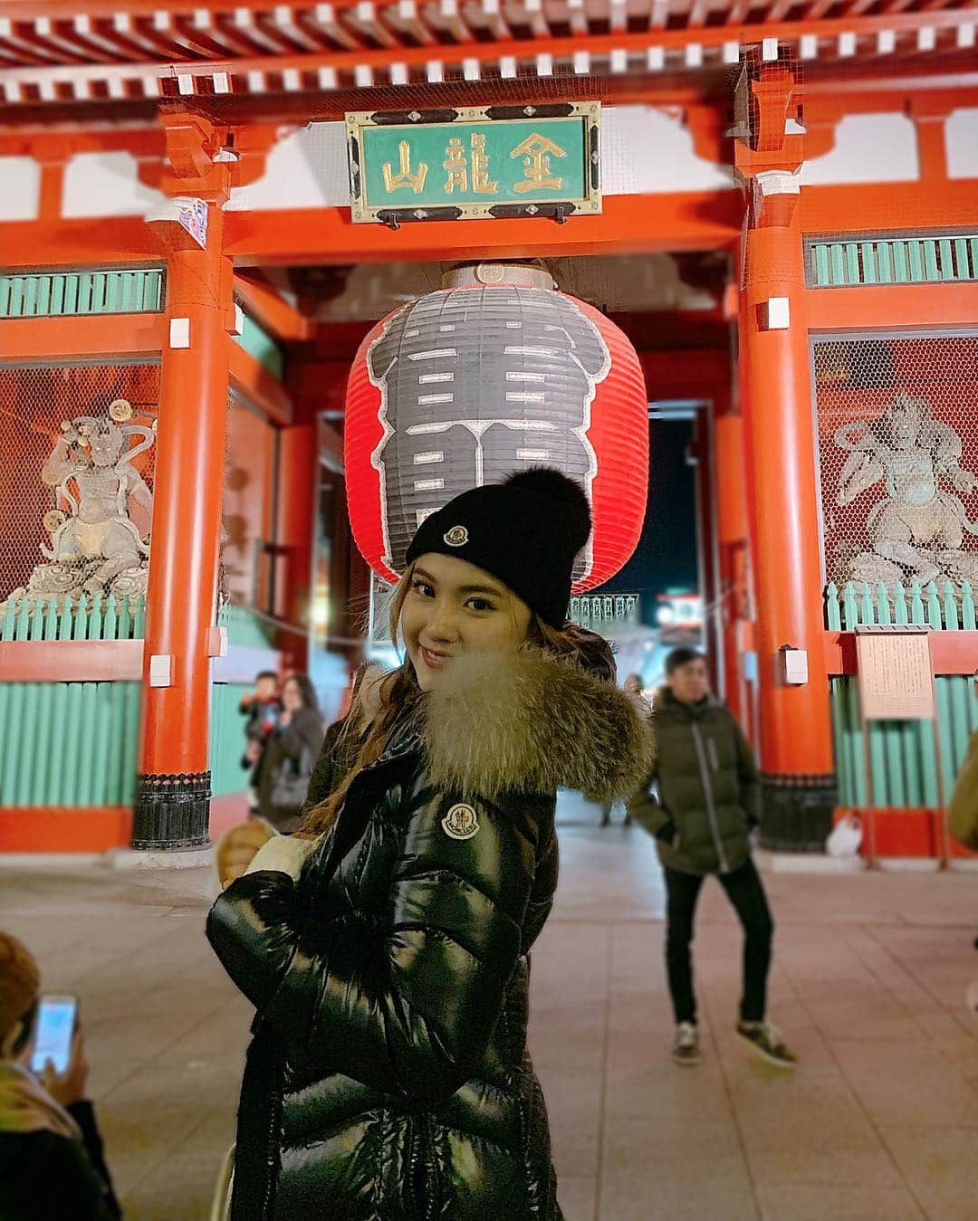 のインスタグラム：「浅草のローカルな感じで呑むの最高💋 ちょー楽しかった😆💕 また行こうっと🍶🌙 でもお腹空き過ぎてて、おみくじ引くの忘れた😅 #asakusa #happynewyear #dayoff #浅草 #雷門 #お正月」