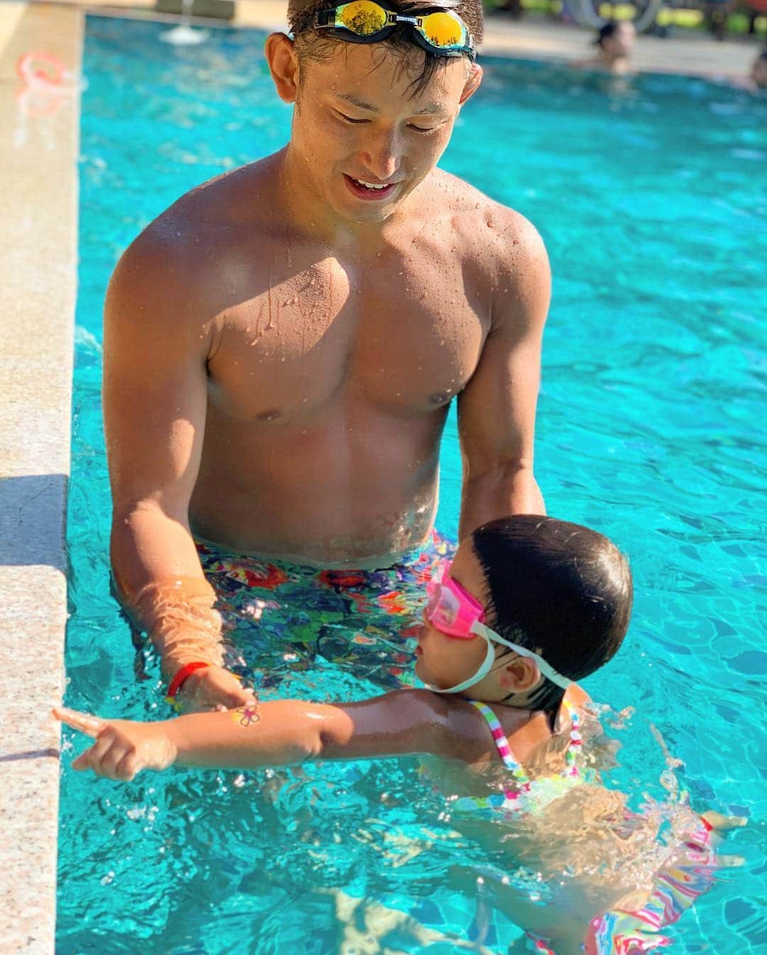 あびる優さんのインスタグラム写真 - (あびる優Instagram)「よつ葉☺️3歳8ヶ月🥰🍀 この1ヶ月でもずいぶん成長しました😊 私はギリギリまでお仕事だった為、関西からパパと2人で🇹🇭合流、帰国もパパと一緒に関西へ👨‍👧✈️ 彼はそのままお仕事へ、、彼ママさんにバトンタッチして頂いて😘 家族みんなの愛をそれぞれがそれぞれにい〜っぱい😍彼女に注ぎながら、家族みんなで協力しながらこれからも彼女の成長を見守りたいと思います❣️ 日々成長する娘を色々な視点から感じられて幸せです🥰💕 親子だからって家族だからって24時間一緒に居るのが当たり前では無いですし、私達ファミリーは私達ファミリーの形があるのですよー😋✨ 彼も、私も、お互いに家族を大切に協力しながら、でも、軸はブレないように❣️😉 それが私達のライフスタイル😊💕 そんな事を教えてくれたのも娘です😍 ある意味娘が私達を成長させてくれてる、、🤣💦 🍀愛してるよー💋💋💋 #family#daughter#clover#love#cute#iloveyou#thankyou家族#娘#愛娘#親子#愛しい#かわいい#癒し#四葉のクローバー#3歳8ヶ月#成長#愛してる#大好き#胸キュン#ありがとう」1月5日 0時43分 - yuabiru74