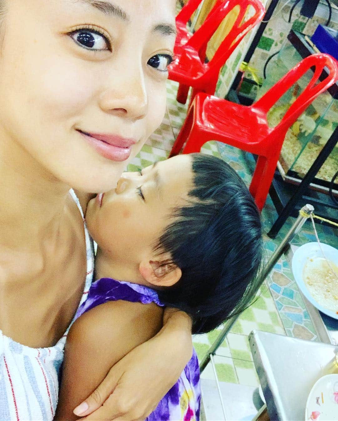 あびる優さんのインスタグラム写真 - (あびる優Instagram)「よつ葉☺️3歳8ヶ月🥰🍀 この1ヶ月でもずいぶん成長しました😊 私はギリギリまでお仕事だった為、関西からパパと2人で🇹🇭合流、帰国もパパと一緒に関西へ👨‍👧✈️ 彼はそのままお仕事へ、、彼ママさんにバトンタッチして頂いて😘 家族みんなの愛をそれぞれがそれぞれにい〜っぱい😍彼女に注ぎながら、家族みんなで協力しながらこれからも彼女の成長を見守りたいと思います❣️ 日々成長する娘を色々な視点から感じられて幸せです🥰💕 親子だからって家族だからって24時間一緒に居るのが当たり前では無いですし、私達ファミリーは私達ファミリーの形があるのですよー😋✨ 彼も、私も、お互いに家族を大切に協力しながら、でも、軸はブレないように❣️😉 それが私達のライフスタイル😊💕 そんな事を教えてくれたのも娘です😍 ある意味娘が私達を成長させてくれてる、、🤣💦 🍀愛してるよー💋💋💋 #family#daughter#clover#love#cute#iloveyou#thankyou家族#娘#愛娘#親子#愛しい#かわいい#癒し#四葉のクローバー#3歳8ヶ月#成長#愛してる#大好き#胸キュン#ありがとう」1月5日 0時43分 - yuabiru74