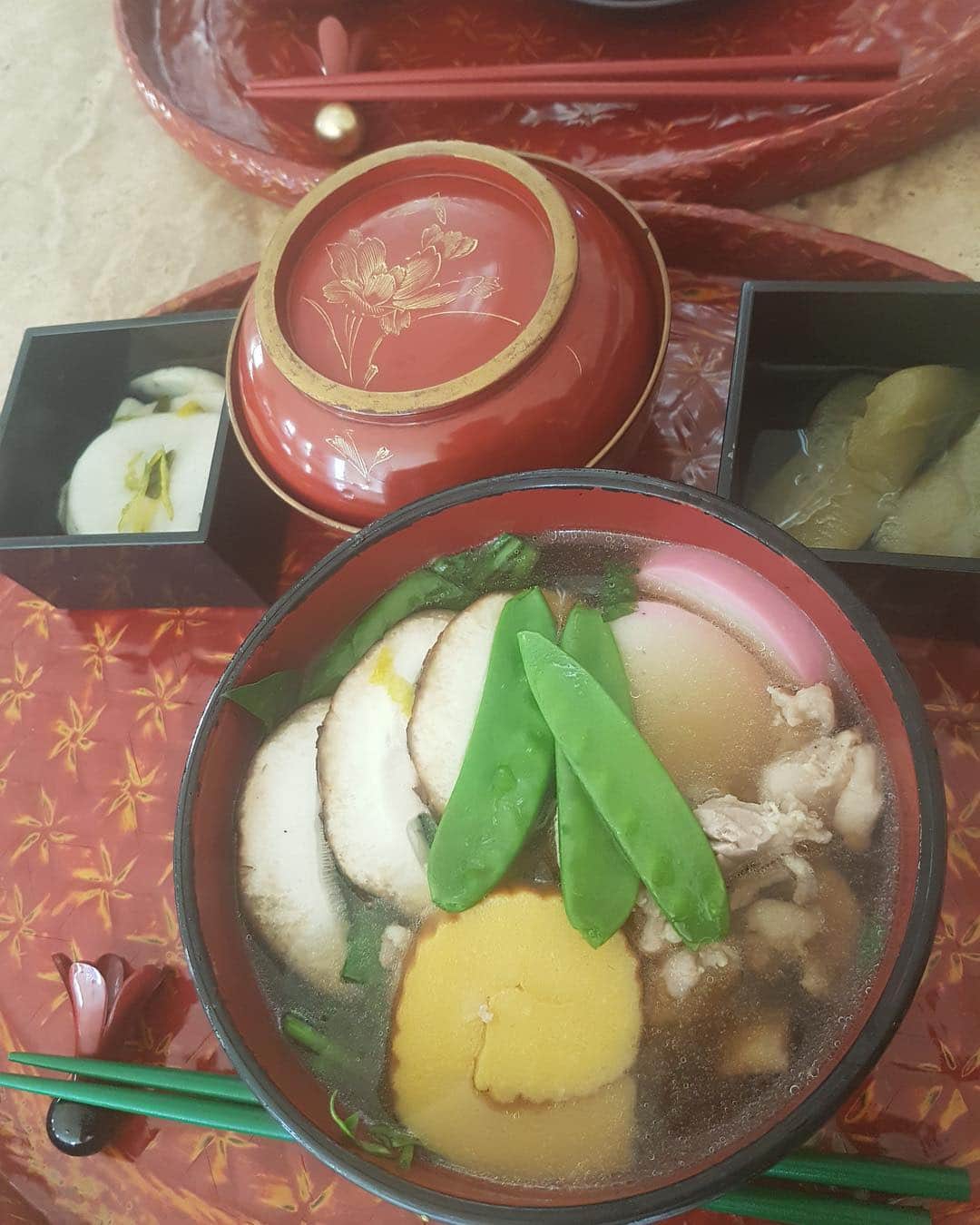 のインスタグラム：「野菜いっぱいお雑煮、飽きずに三が日ちゃんといただき😇ました。 #la暮らし #正月2019🎍 #おいしい😋 #かおり飯」