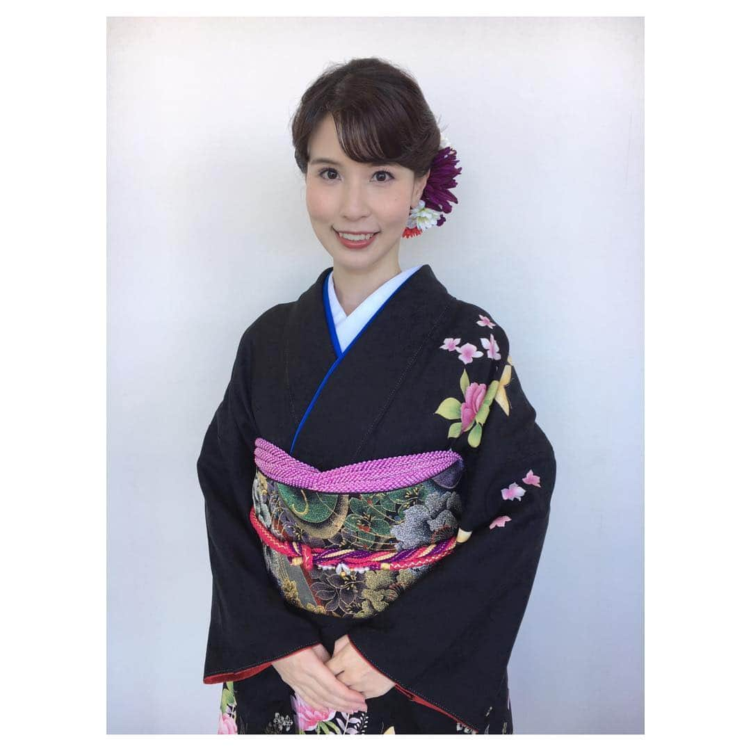 芦崎愛さんのインスタグラム写真 - (芦崎愛Instagram)「三が日の競馬中継、スタジオは昨年につづき晴れ着でした！ひとりひとり立派な振袖に帯や帯紐、かんざしまで細やかにコーディネートして頂きました☺️ #銀座感 笑 #新春 #お正月 #晴れ着 #着物 #和装 #ヘアメイク #アナウンサー #競馬 #芦崎愛」1月4日 16時25分 - mana_ashizaki