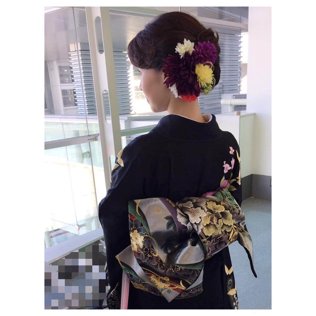 芦崎愛さんのインスタグラム写真 - (芦崎愛Instagram)「三が日の競馬中継、スタジオは昨年につづき晴れ着でした！ひとりひとり立派な振袖に帯や帯紐、かんざしまで細やかにコーディネートして頂きました☺️ #銀座感 笑 #新春 #お正月 #晴れ着 #着物 #和装 #ヘアメイク #アナウンサー #競馬 #芦崎愛」1月4日 16時25分 - mana_ashizaki