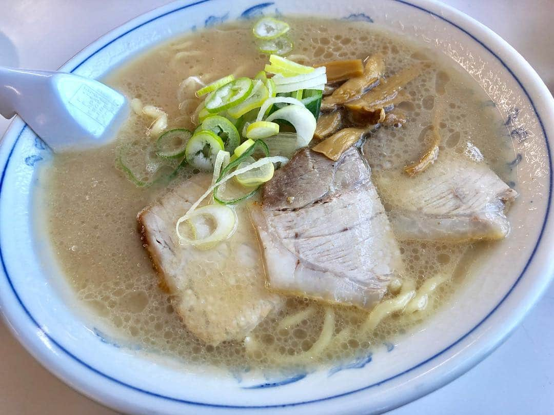 朝日光輝さんのインスタグラム写真 - (朝日光輝Instagram)「毎年恒例の🏂のあとは地元の🍜  全てパーフェクト💯 * * * * * * * * * #新潟県#新潟県上越市#上越妙高#美味しいラーメン#地元ラーメン#オオモリラーメン#オオモリラーメン新井 #懐かしの味#チャーハン#餃子#毎年恒例#1年に1回#豚骨醤油」1月4日 16時50分 - mitsuteru_asahi