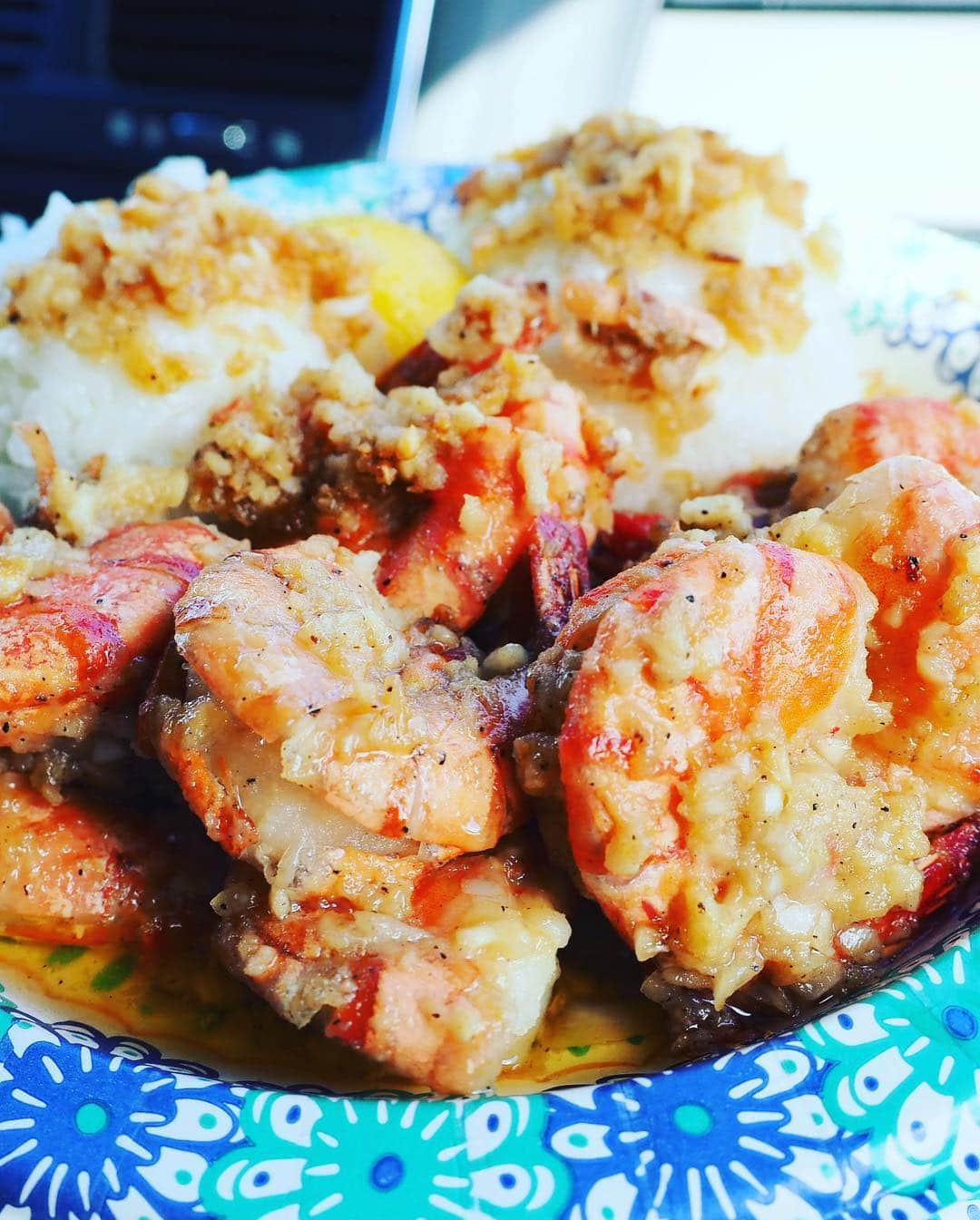 保志ゴローさんのインスタグラム写真 - (保志ゴローInstagram)「とりあえずではあるけど、絶対に行くノースへ。今回はカフクまで足を伸ばしてエビ。全域でダブルくらいありましたので、パイプは多分炸裂してた？かもですが、全く車停められず断念。ラニアケアでビーチを散歩したけど、亀おらず。ワイメアはスモールでした。 #hawaii #northshore #scampi #surfing #pipe #sunsetbeach」1月4日 17時10分 - gorosurf