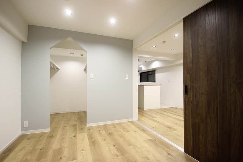 ALLHOUSE R×Lのインスタグラム：「賃貸物件もお洒落にリノベーション！ 間仕切り開口部を屋根の形に🎶 #オールハウス #リノベーション #無垢フローリング #広島 #広島市 #diy #アクセントクロス #design #建築 #自然素材」