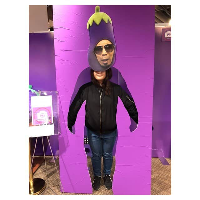 はらさんのインスタグラム写真 - (はらInstagram)「🍆 🍆 🍆 #maenomeri展  #ルミネの合間で🏃‍♀️ #ブースいっぱい #すごいもの見た👁 #本日のかぶりものはイクラ #だからつい #みんなはやっちゃダメだよ🙅‍♀️ #天竺鼠 #川原さん #ららら  #もっともっと読みたい #内容喋りたくなる！！！ 1/17発売だよ！！ #前のめりおみくじ #大吉！！！！！ #イェエエエエエエエエエエイ！！✨」1月4日 18時55分 - univershara