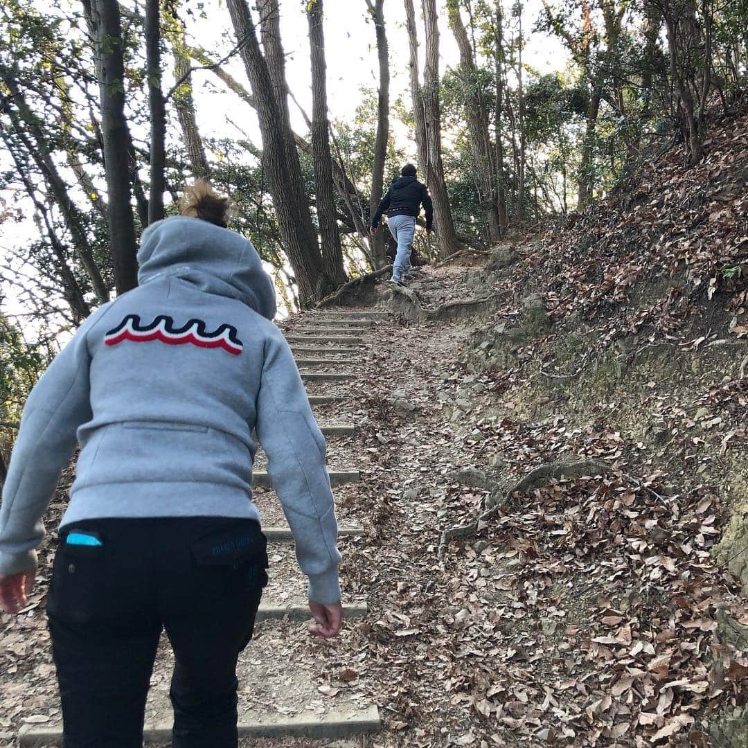 福山恵梨さんのインスタグラム写真 - (福山恵梨Instagram)「高尾山登ってきましたー！ ほどよい運動。笑  #高尾山 #登山 #おみくじは #大吉でした」1月4日 18時38分 - erigolferi