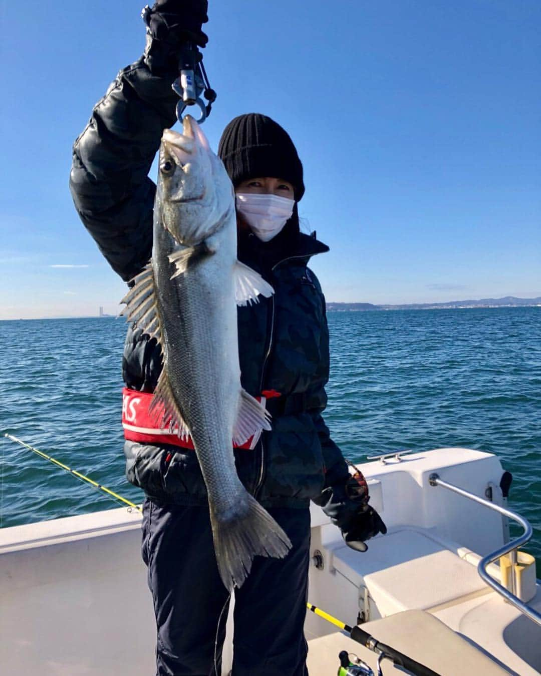 工藤静香さんのインスタグラム写真 - (工藤静香Instagram)「よっしゃ〜💕💕💕🎣 やっとお見せ出来るサイズのシーバスが釣れました😊」1月4日 19時46分 - kudo_shizuka