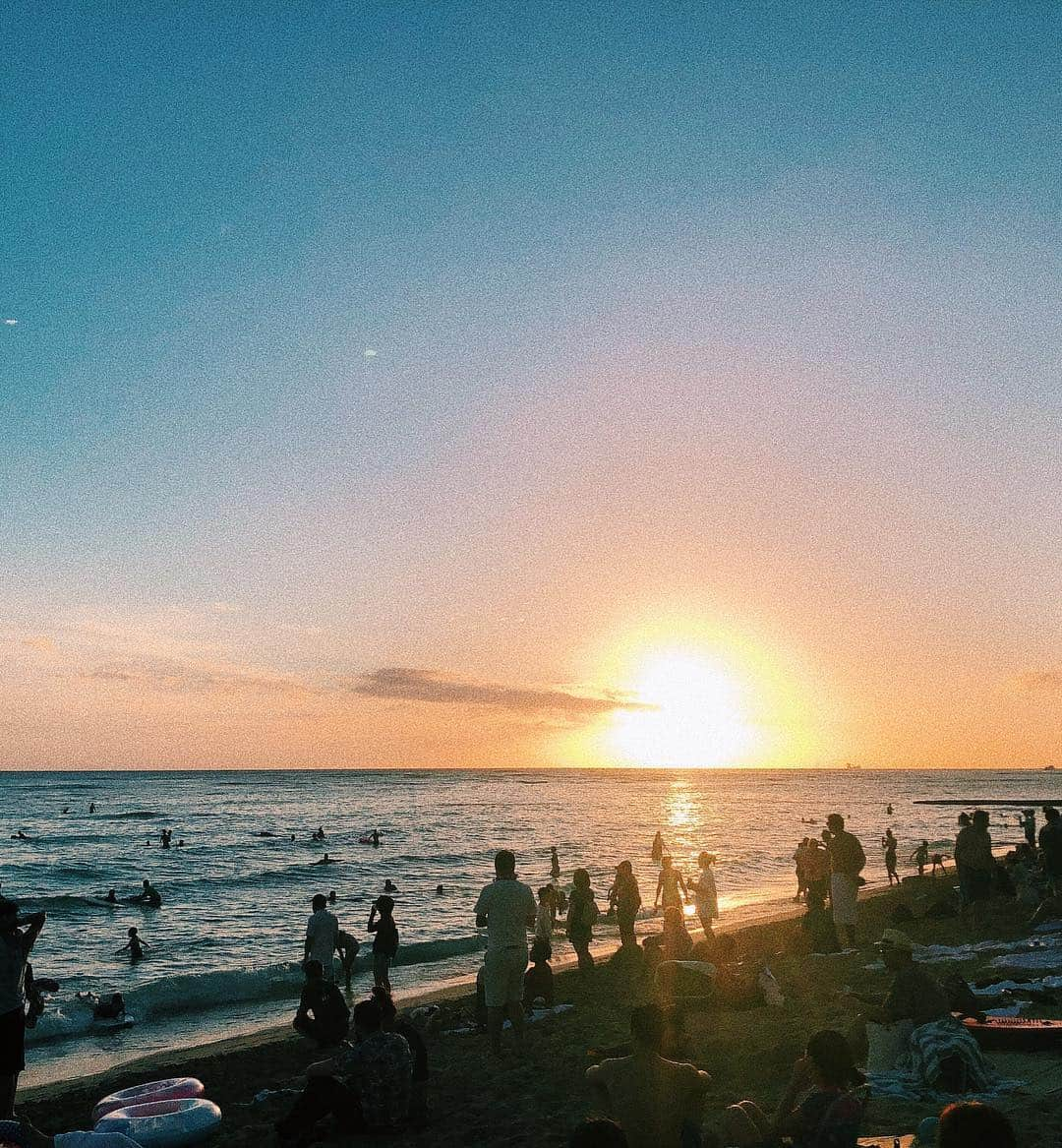 広瀬未花さんのインスタグラム写真 - (広瀬未花Instagram)「今年の年末年始はHawaiiにて🏝 ベタですけど、やはり年末年始に暖かい南国へ行くというのは最高なものなのだなぁと改めて実感！！ ・ 夏のハワイしかいったことなかったのでこの時期海に入れるか心配でしたが、 お天気にも恵まれ、海のレジャーを存分に満喫できました♡ 今回は日数も限られていたのでマウイ島やハワイ島へは行けませんでしたが毎日アクティビティをしていたので、 充実していて最高の旅でした❤️ 白いビキニはワイキキのお店にて購入👙 ・ #Hawaii #trip  #newyear #2019 #honolulu  #waikiki  #beach」1月4日 20時20分 - micahirose