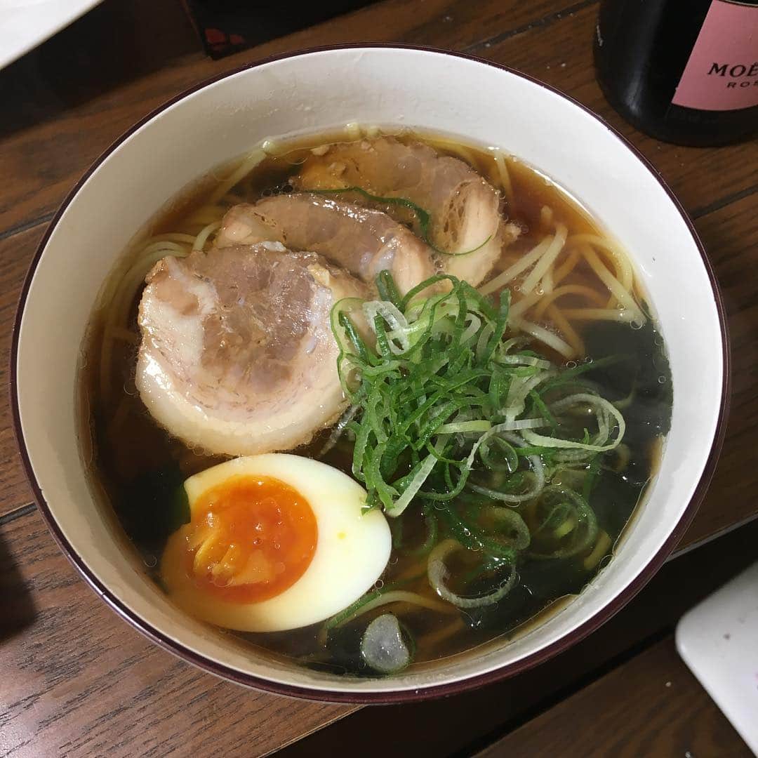 雪見ほのかのインスタグラム：「ちなみに年越しソバならぬ年越しラーメンは、小林製麺さんの生タイプでした☺️ 去年もこれで年越ししたなぁ☺️ いつも感謝してます、小林製麺様(❤,,• ₃ •,,❤) 最近出たインスタントラーメンも愛用させていただいてます✨ ...... ...... #年越しラーメン #小林製麺 #グルテンフリー #ラーメン #glutenfree #感謝」