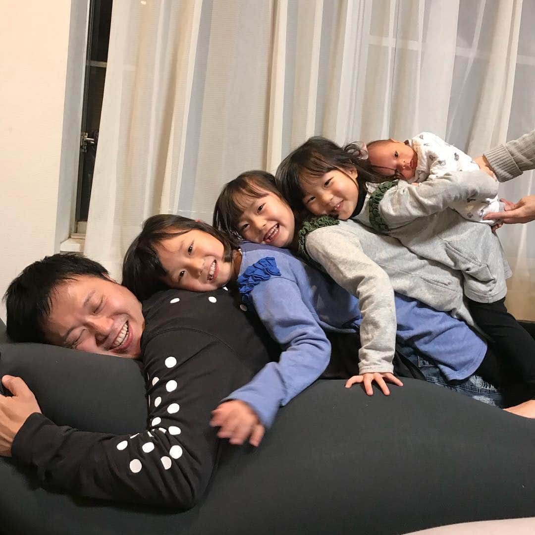 エハラマサヒロさんのインスタグラム写真 - (エハラマサヒロInstagram)「家族の写真ばっかりやな😁﻿ ﻿ ﻿ #音ちゃんがさりげなくウタをフォローしてるのカッコいい﻿ #エハラ4姉弟」1月4日 20時51分 - eharamasahiro