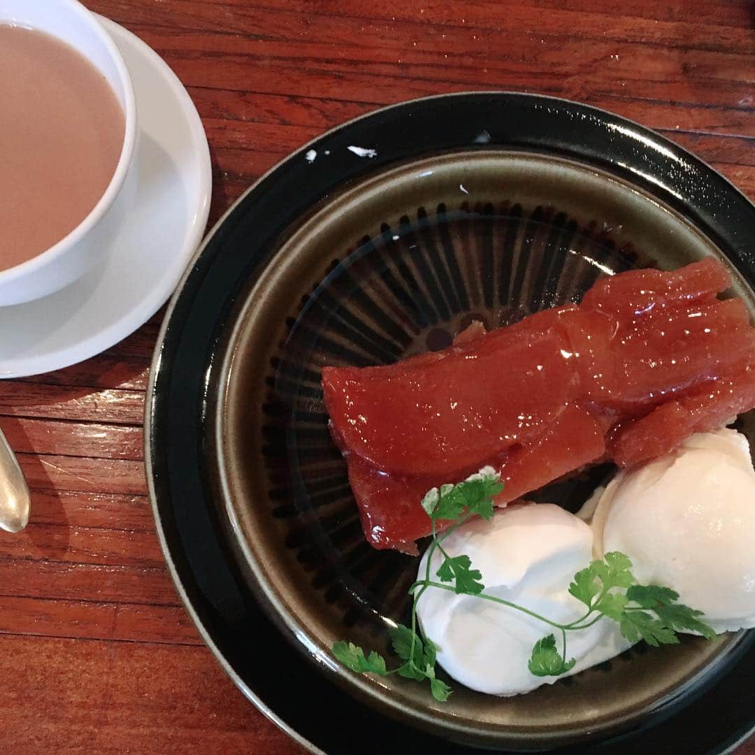 寺田浩子のインスタグラム：「大学からの友人とおしゃれカフェでお茶をして、 タルト・タタンを食べました✨  #タルトタタン  #って言いたいだけw  #数年ぶり」