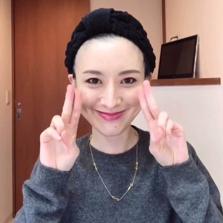 のインスタグラム：「去年少しストーリーズに載せたところリクエストを沢山頂いたメイク動画、今年はちょこちょこ載せてゆきたいと思います。 今回は約10分で完成するデイリー仕様のメイク。2018年の私的ベスコスをたっぷり盛り込んでいるので、気になるアイテムがあれば是非チェックしてみてくださいね。使用したアイテムのブランドはタグ付けしてあります。 #紀至子美容2019」