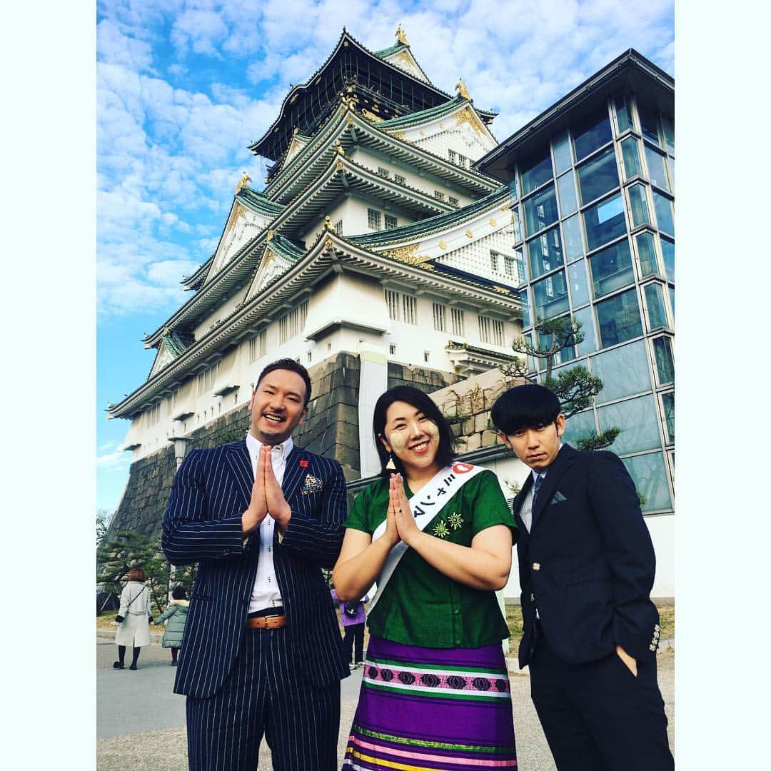 緑川まりのインスタグラム：「年末年始、日本で最後のお仕事は MBSさんの笑売繁盛で span!さんと大阪城からの中継でした！ . . スタッフさんからの、かわいいアイシングクッキーに癒されて 待ち時間に可愛いデザートセットをいただいて、お二人とキャッキャさせてもらって最高でした！！ . . ありがとうございました！！ . . #span #水本 さん #マコト さん #緑川まり #住みます芸人 #大阪住みます #ミャンマー住みます #一緒一緒 #マジで #一緒 #明日ミャンマー戻ります #ミャンマー戻ったら #一番に #長袖の衣装探す #これはホンマに #myanmar #japan #OOSAKA #sumimasugeinin #oosakacastle」