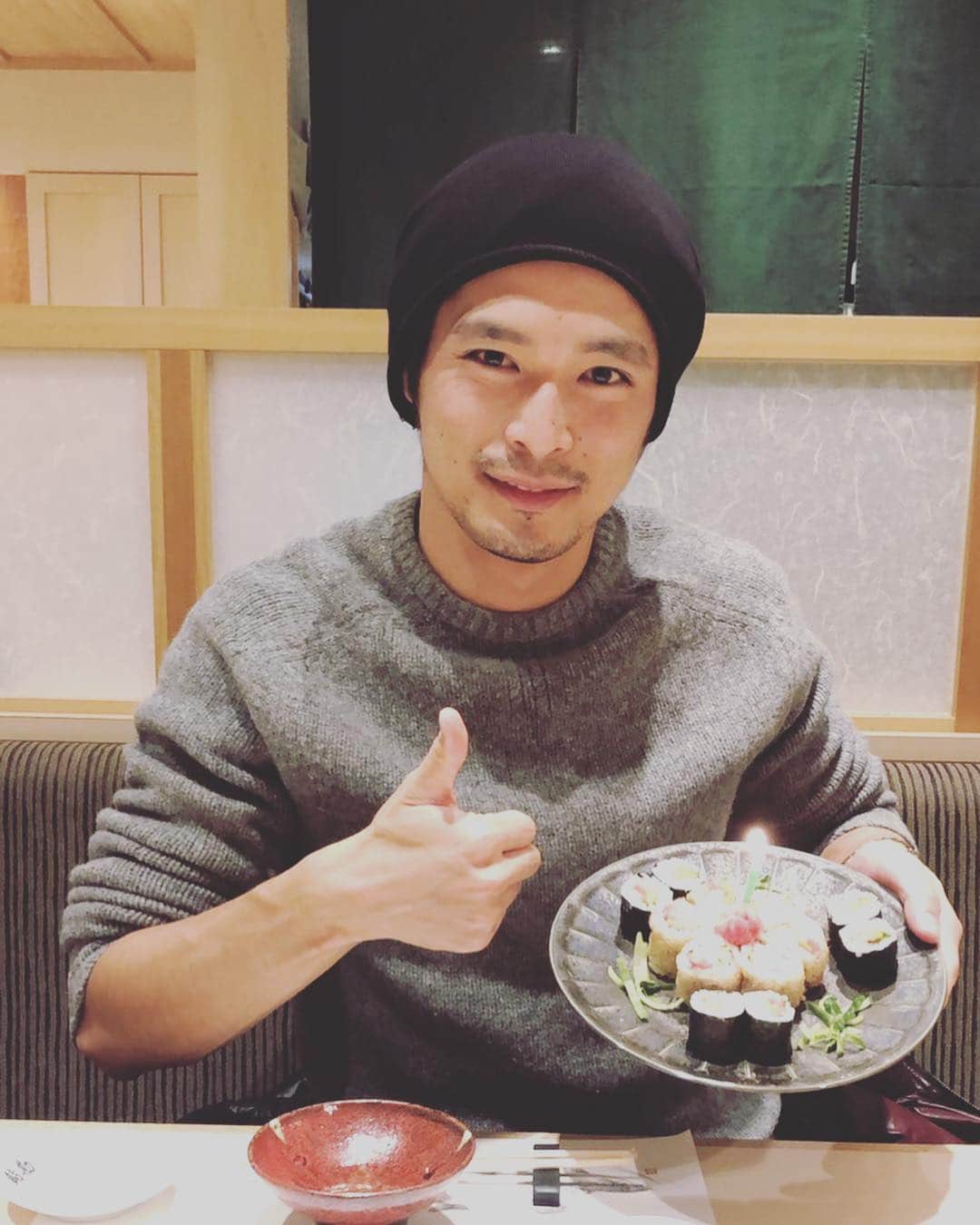 東浩史のインスタグラム：「明けましておめでとうございます！ 今年もよろしくお願いします！  昨日は毎年恒例になりつつある俳優 @jun_aoyama_  の誕生日会🎉🎉 みんなの色んな話聞けて刺激もらいました！！ 楽しかった〜  #fcみやぎ  #fcみやぎ3期生 #誕生日会  #締めは  #中華 #毎回」