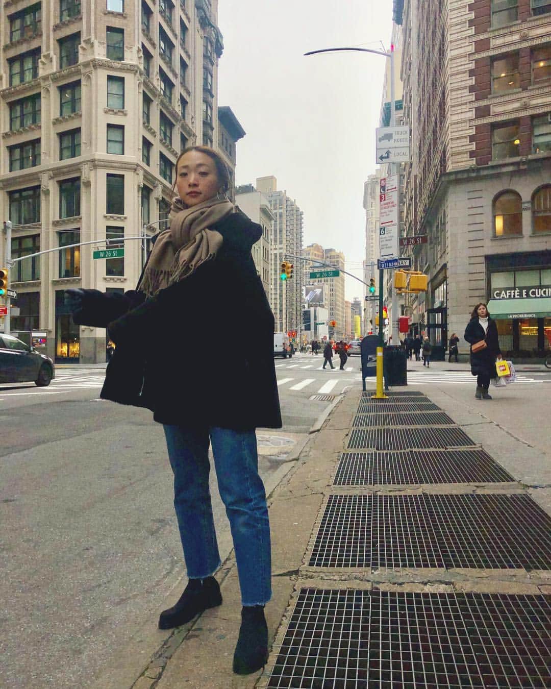 野尻美穂のインスタグラム：「ホッカイロはなんだかんだ必要です。 それでも今年はあったかいって🥰 #足の裏にも表にもおなかにもポケットにも #お陰でリップドロドロ😇 #miho_ny」