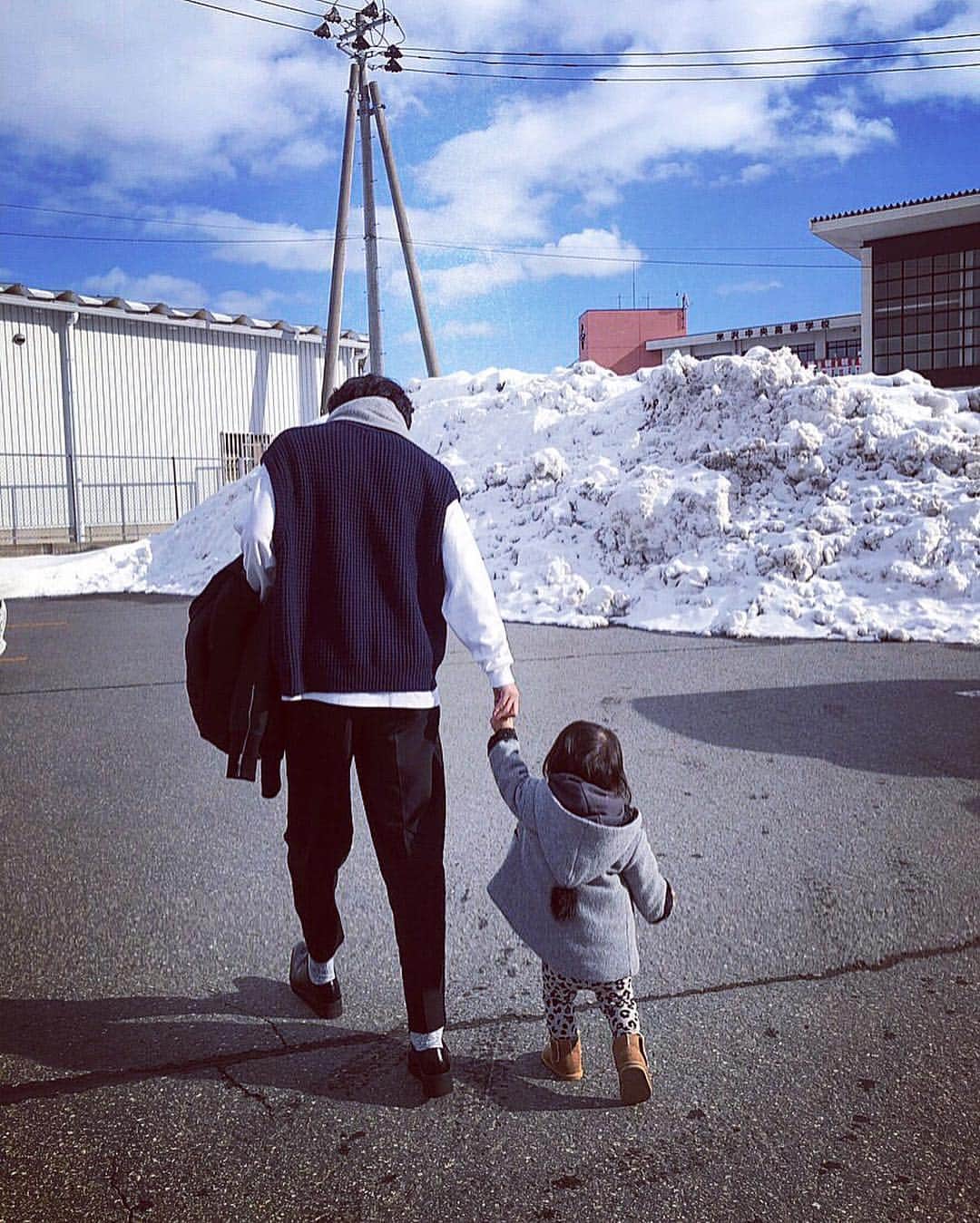 のインスタグラム：「甘えん坊さん #地元帰省 #姪っ子 #鼻のほじり方講座 #良き休日」