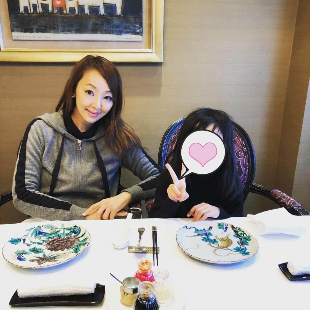 神田うのさんのインスタグラム写真 - (神田うのInstagram)「お墓参りの後、脇屋シェフ💕から新年のご挨拶ラインを頂いて、早速その足でWakiyaへ😊 初詣&お墓参り帰りでジャージ姿だけどまあいいかと（笑）行って来ました😊 ハワイ帰りと言う事もあり脇屋シェフ💕の洗練されたクリエイティブな中華料理に大満足でした🥰 鱈の白子の麻婆豆腐やアッサムティーのタピオカミルクなどオリジナリティ溢れるお料理に、んー❤️コレコレ❤️これが脇屋シェフ💕の世界感だよね〜と楽しませて頂きました😘 #wakiya #トゥーランドット #wakiya迎賓茶樓 #脇屋シェフ #中華 #洗練された #中華料理 #chinesefood #chineserestaurant #chinesefoodrestaurant #chef #シェフ #美味しい #美味しいお店 #娘 #母娘 #daughter #motheranddaughter #お揃いコーデ #お揃い #リンクコーデ #bunnycap #神田うの #unokanda」1月4日 21時38分 - unokandaofficial