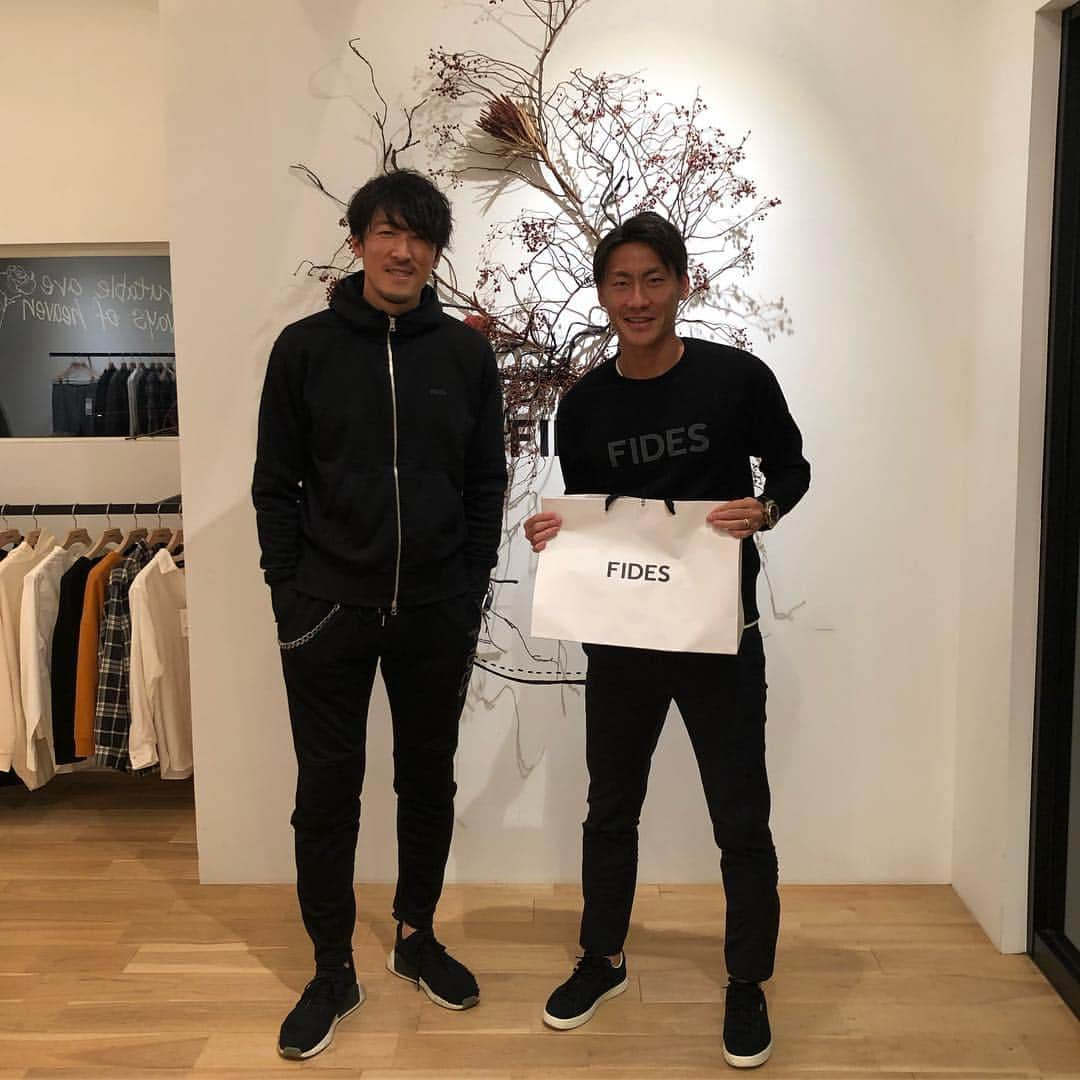 黒木晃平のインスタグラム：「今日はテルさんのお店へ行ってきました！ オシャレな店内にオシャレな洋服ばかりでワクワクでした^ ^ テルさんありがとうございました！！ 皆さんも是非行ってみてください^ ^ #FIDES #小林久晃 #サガン鳥栖在籍時の大先輩 #福岡 #今泉 #オンラインストアもあるよ #また行きたい」