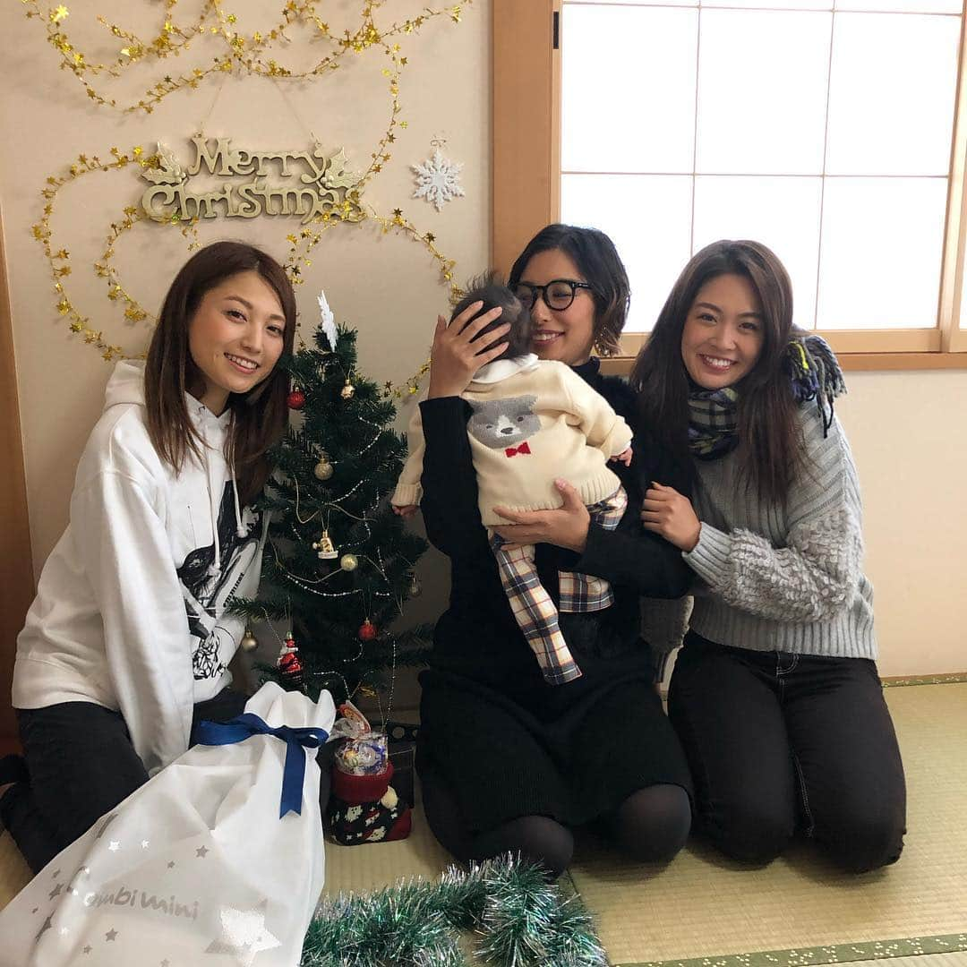 エマ中岡優姫さんのインスタグラム写真 - (エマ中岡優姫Instagram)「〜0歳のクリスマス〜 年明けたけど、クリスマスのお話😂 みんな0歳の子（うちは2ヶ月だった）のクリスマスプレゼントは何あげてるんだろ〜？ エママ はオーダーメイドの名前の絵本にしたよん✨ これは友達の子のぶんだよ📚 名前によってストーリーが変わるの♬ @wonderbly  最初のページにメッセージも入れれたりして世界にひとつだけの絵本💟 それをプレゼントしたよん🎁 ロンドンで作って送ってくれるの〜！ 今回日本語だけど、他にも英語、フランス語、ドイツ語、中国語… たくさんあるの✨ また頼む時は英語とかで頼もうかな？ エママ もしっかり読めるようにならなきゃね！😂 プレゼントにむちゃいいと思う❤️ クリスマス前になつきとあーちゃんが来てくれた時、なつきがプレゼントくれたの〜❤️ 可愛い洋服😍 最近のエママ の買い物は西松屋😂💟 こんな素敵な洋服もらえてサニーちゃんも喜んでました💓 ありがとう！なつき❤️ あーちゃんはEMMUSTを着て広島まで来てくれました✨ ありがとう💟 #クリスマス #クリスマスプレゼント #絵本 #世界に一つ #オーダーメイド #だれかなまえをみなかった #wonderbly #西松屋 #エママ #出産祝い #赤ちゃんのいる生活 #生後2ヶ月 #産後2ヶ月 #男の子ママ #男の子コーデ #ママ1年生 #emmust #オリジナルパーカー」1月4日 22時11分 - emma__yun