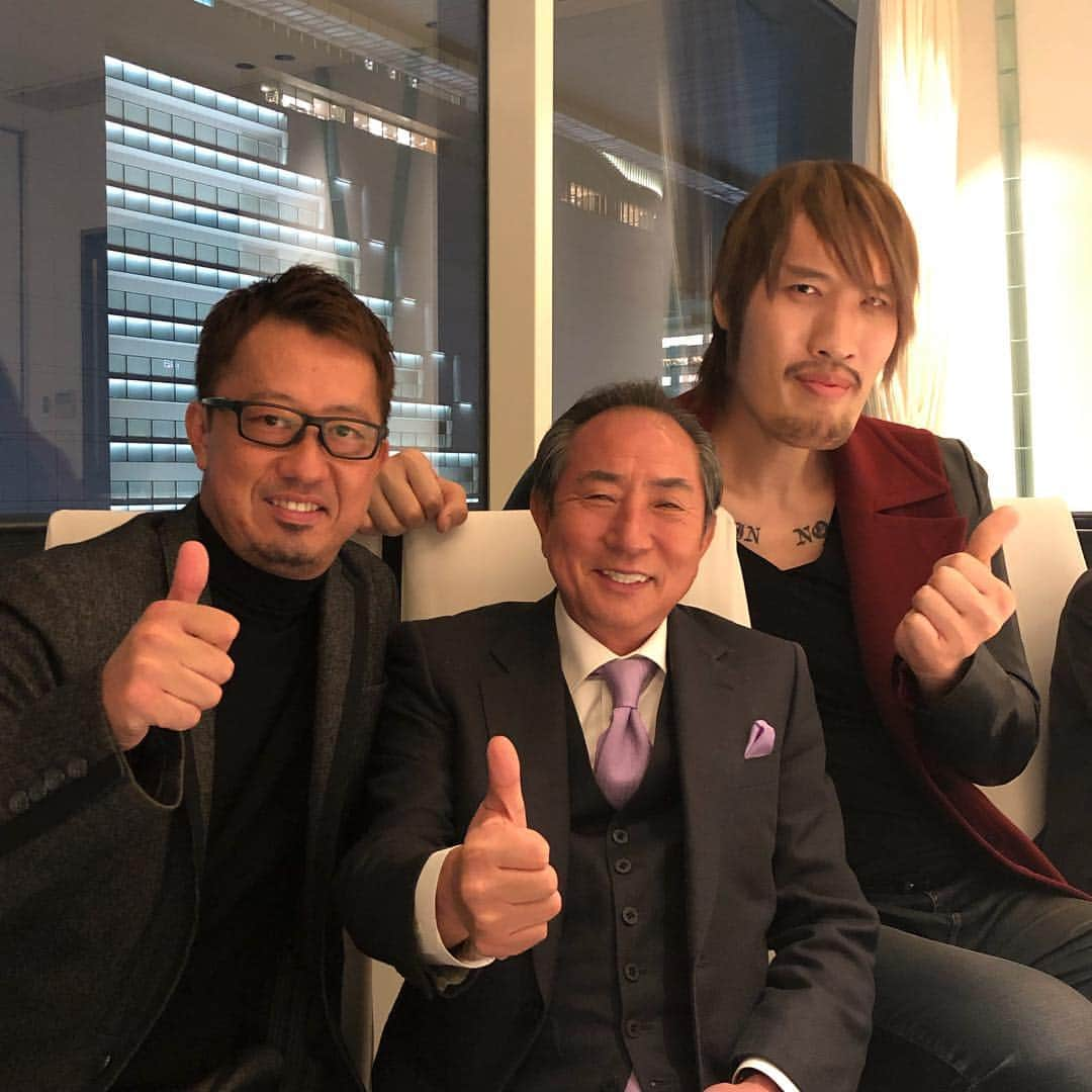 星野英正のインスタグラム：「今日は大仙GCの株式会社山善グループの新年会に参加して来ました🎍 平山会長とは18歳の時に知り合い、プロになり関西に引っ越して来てから家族のようにして頂きずっと応援して頂いてます😭 会長ありがとうございます😆  ゲストにチェホンマンさん🤪 何もかもがデカイ😵😵😵 とても大人しくナイスガイ👍 楽しい新年会でした‼️👏 今年も会長始め山善グループの皆様宜しくお願い致します😉  また今年大山ゴルフクラブではアマチュアの日韓戦と日本女子アマの開催コース⛳️🏌️‍♂️🏌️‍♀️ #株式会社山善#平山会長#大山ゴルフクラブ#ゴルフ#ゴルフ場#新年会#プロゴルファー#チェホンマン #格闘技#格闘家#大阪#神戸#鳥取#綺麗なゴルフ場#日韓戦#2019日本女子アマチュア選手権#」