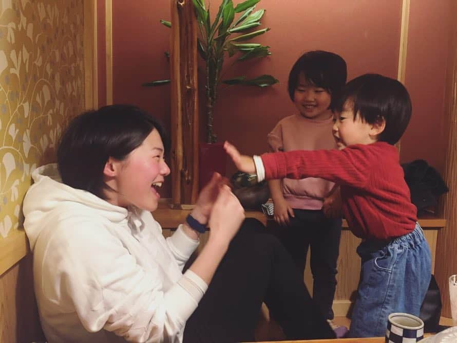 佐藤つば冴さんのインスタグラム写真 - (佐藤つば冴Instagram)「ちびっこにいじめられた🥺笑 . #チビたち  #可愛いがすぎる」1月4日 22時13分 - korochan25