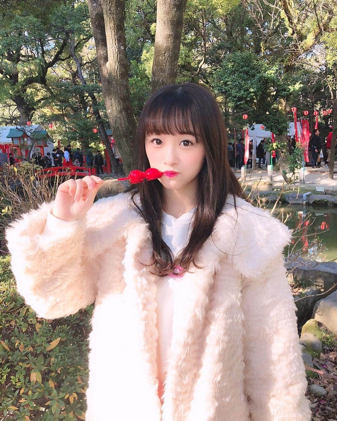 音嶋莉沙さんのインスタグラム写真 - (音嶋莉沙Instagram)「いちご飴食べた🍓🍭﻿ 久しぶりに食べたから美味しかったなぁ🎀﻿ ﻿ ちょっと前までりんご飴を必ず食べてたけど﻿ いろんな種類の飴があってどれも美味しそうでした﻿ 😋」1月4日 22時37分 - otoshima_risa