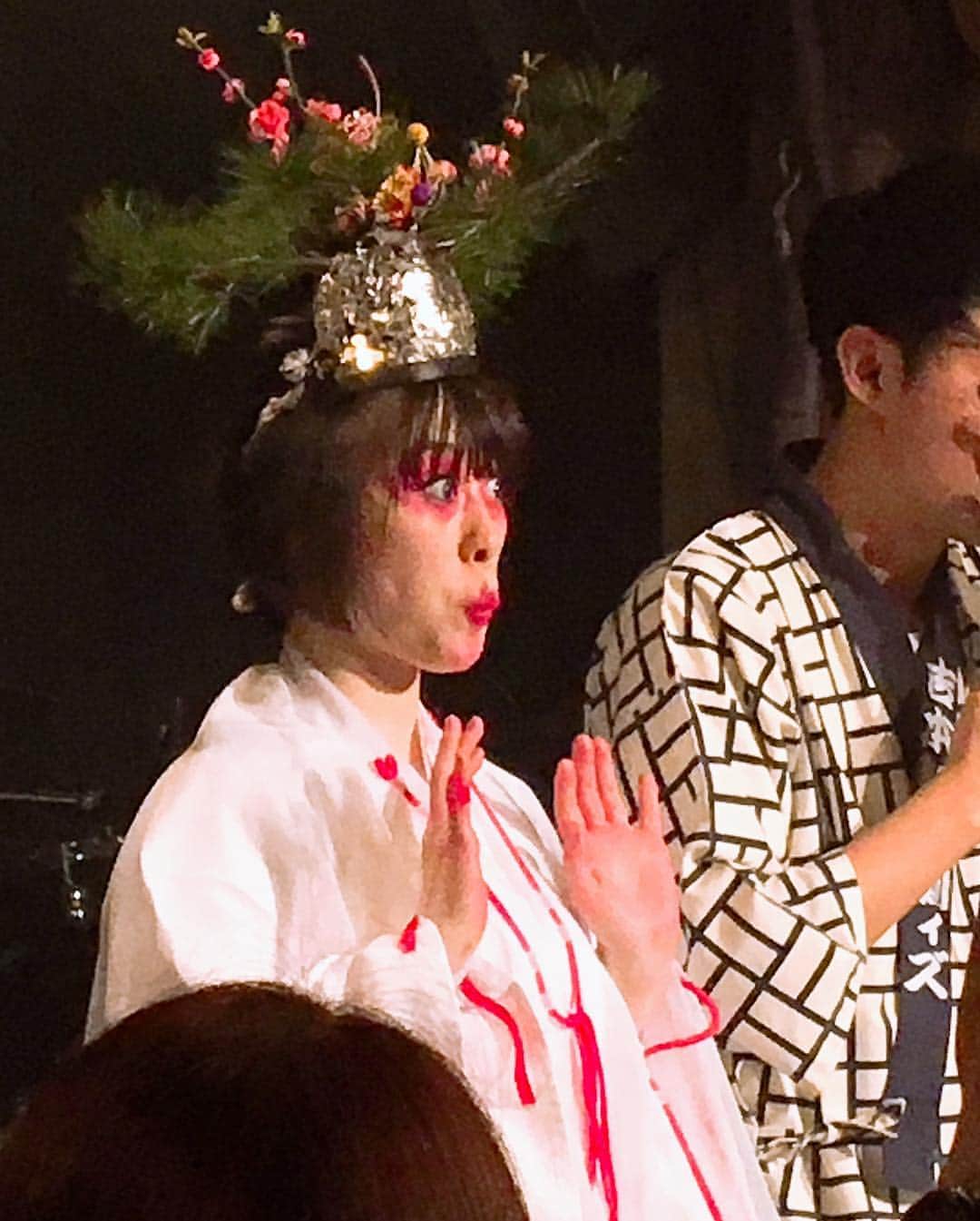 森田まりこさんのインスタグラム写真 - (森田まりこInstagram)「☆☆☆ ☆☆☆ 先月の #吉本新喜劇ィズ  のライブでは、欠席してしまって申し訳ありませんでした。 ・ #ヨッチリライブ ・ 穴をあけてしまって、ズーン…な気持ちでしたが、メンバーの皆さんの大きな愛情に包まれて、モリチチは救われました。助け合いってよく言うけど、私は助けてもらってばっかりです。くー。 ・ ・ 会場ではマキピ（宇都宮まき姉さん）が、モリチチの緑の衣装をハンガーにかけてくださってたんですって😭😭😭ライブ中ずっとよ😭 ・ #涙がポロリ ・ 会場からは、「まだ生きてるよー」て声が飛んでたんだって😭😭😭（友人談） ・ ・ モリチチは、 次のヨッチリライブまでに膝を治しますからね！ #爆乳三姉妹 のヒデチチとオカチチの２チチに挟まれた次女位置に舞い戻りたいのよ。 ・ ・ 吉本新喜劇ィズのライブ、次回もカモンよろですよ😙💕 #チリピ 😋 ・ ・ 友達が写真撮ってくれてたの❣いっぱいみてねー️😂 ・ ・ #ありがとうございました # # #よっしもっとしんきげきぃず #小籔千豊 #宇都宮まき #福岡晃子 #松浦真也 #金原早苗 #服部ひで子（爆乳長女） #岡田直子（爆乳三女） # # # #音楽 #弾いて #歌って #踊って #泣けて #笑える #バンド # # # #オマキの顔芸 #ヒデチチの顔芸 # # # # # #ハンガー #」1月4日 22時29分 - morita.mariko