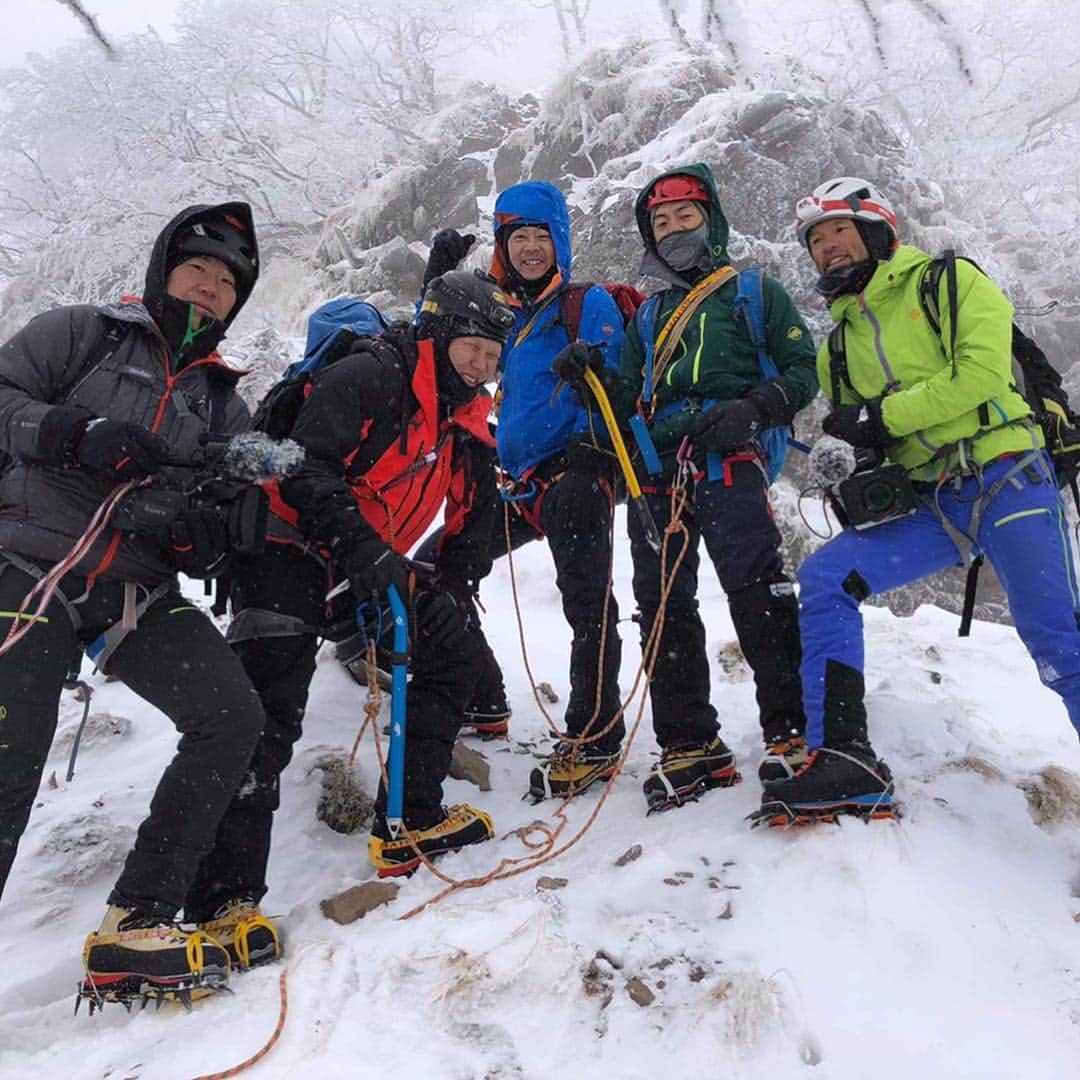 東野幸治さんのインスタグラム写真 - (東野幸治Instagram)「ひかりTV、dtvで今春に配信予定の「東野登山隊」で冬山登山に行って来ました！ カメラマンとして、超有名な登山家の平出さんと中島さんが参加してくれました。 登山初心者の我々に笑顔で付き合ってくれて本当に感謝です！」1月4日 22時48分 - higashinodesu