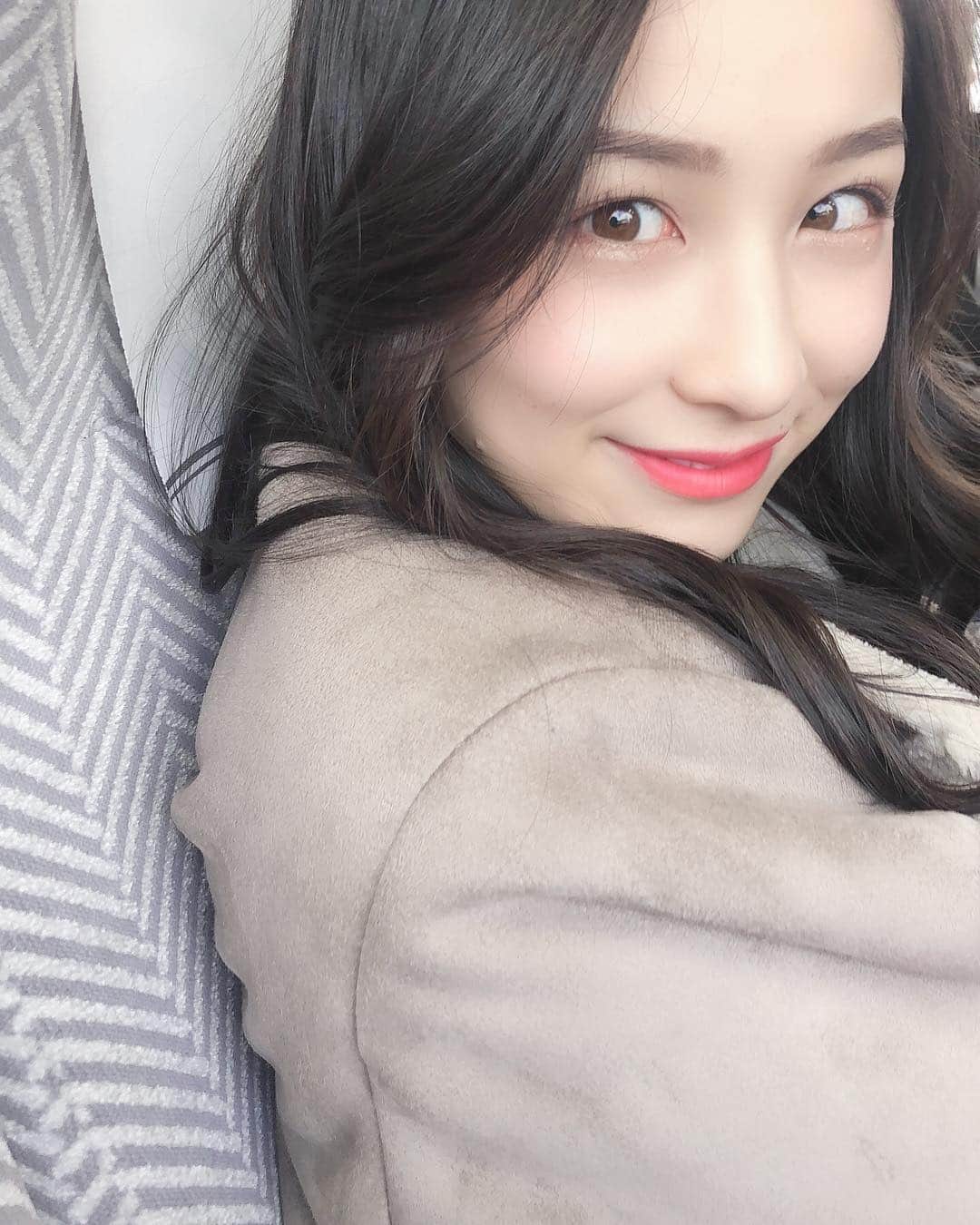 のインスタグラム：「. 特急での写真📷✨ . 今日から仕事が始まった方も多いと思いますが、素敵な年末年始になりましたか？ 私は充実していて終わるのが惜しいです😢😢 . 今日も投票よろしくお願いします🙇🏻‍♀️💓 #ミスオブミス#ミスコレ#ミスキャンパス同志社女子#同志社女子大学#ミスキャンパス#ファイナリスト#ミスキャン#グランプリ#大学生#京都#奈良 #miss#missofmiss#campus#misscampus#dwc#dwcla#finalist#university#kyoto#nara#japan」