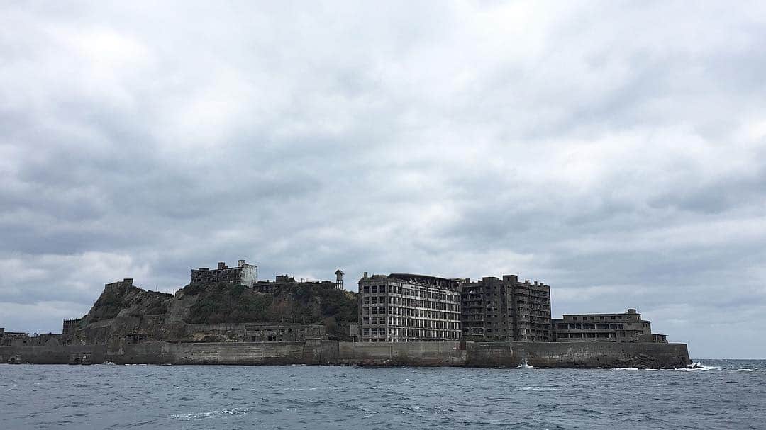 岩村菜々美さんのインスタグラム写真 - (岩村菜々美Instagram)「長崎へ帰省してました！ まだ行ったことがなかった軍艦島へ 上陸はできなかったけど、船で軍艦島を1周してきました。 波が高くて途中気持ち悪くなりながら.. 必死で撮った写真をぜひ見てください。笑 #軍艦島 #上陸できず #世界遺産 #船酔い 長崎に行った際はぜひ。 長崎港から船が出てます。 天気よって出航できない日もありますが 13時まで出航してます✨ 110分の船の旅、軍艦島へ行くまでの間の島々の説明もしてくれます！ 故郷、長崎の誇るべき世界遺産をぜひ見に行ってみてね！」1月4日 22時52分 - nanami1120