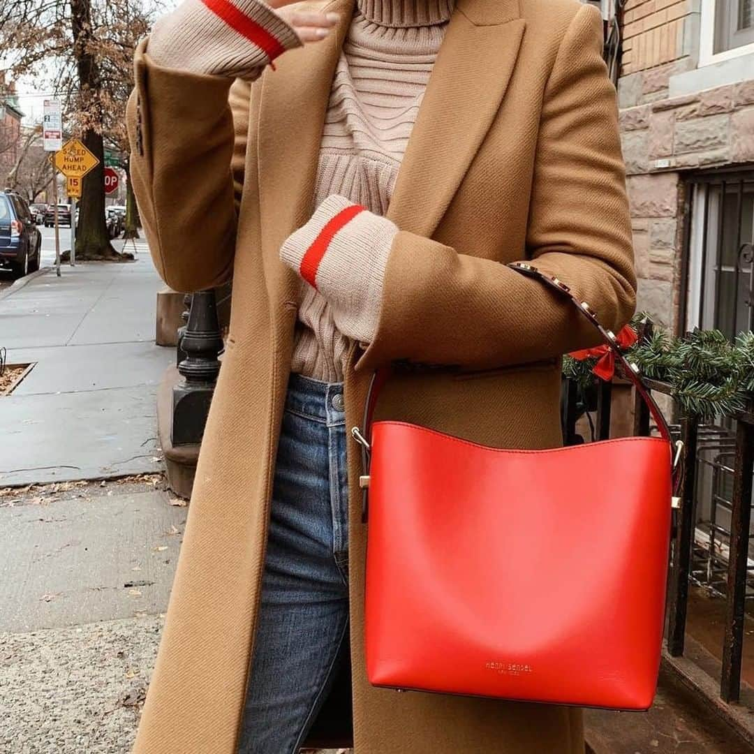 ヘンリベンデルのインスタグラム：「You've got this year in the (bucket) bag. 💯 Start by #shopping red hot #styles, now all up to 60% off in-stores and online! 📷: @notanotherblonde」