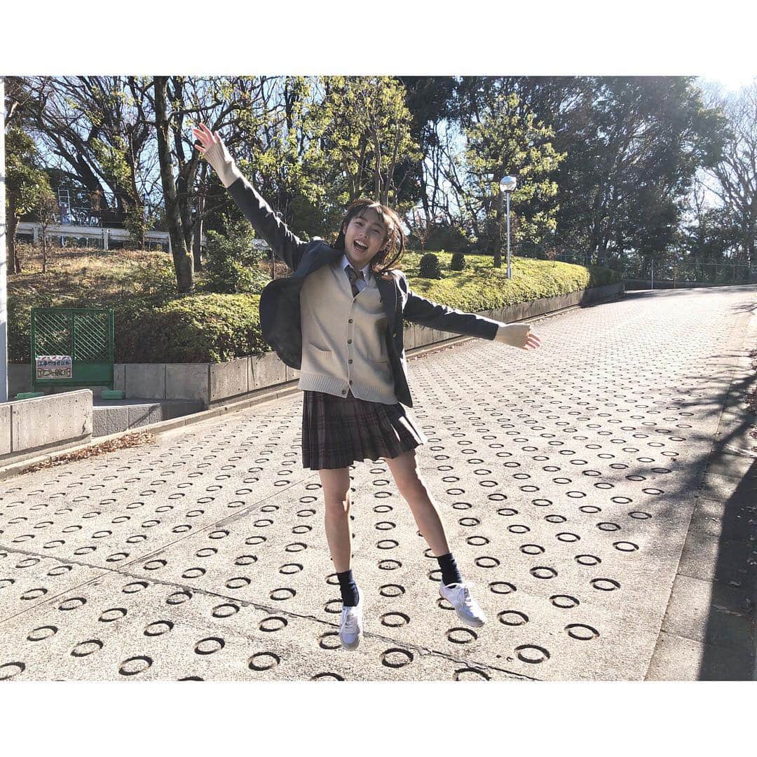 秋田汐梨さんのインスタグラム写真 - (秋田汐梨Instagram)「・ 今年も始まりました〜🕴 マネージャーさんが歩け、飛べと言うから。ふわぁ〜っと🕴笑 もうすぐ1話放送だ。。 #3A #3年A組」1月4日 23時14分 - shiori_akita319official