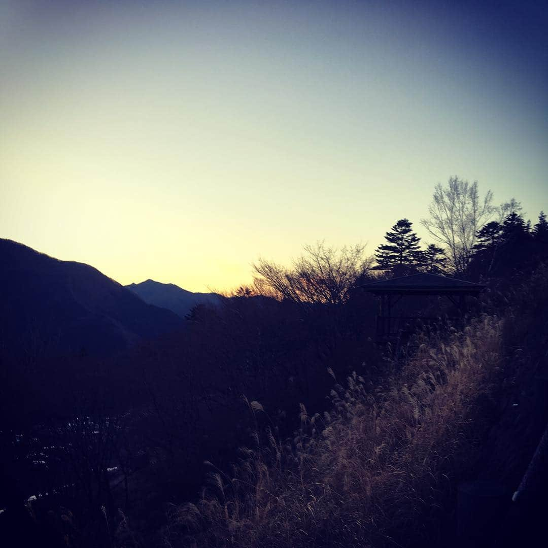 前野えまさんのインスタグラム写真 - (前野えまInstagram)「秩父の三峯神社に初詣に行きました。 片道6時間もかかったから、到着した時は夕日が見えてきました。 来るたびに圧倒的なパワーを感じます！ 今回もたくさんパワーチャージしました！  #三峯神社  #三峯神社奥宮  #初詣  #初詣2019  #秩父  #前野えま」1月5日 9時58分 - maeno_ema