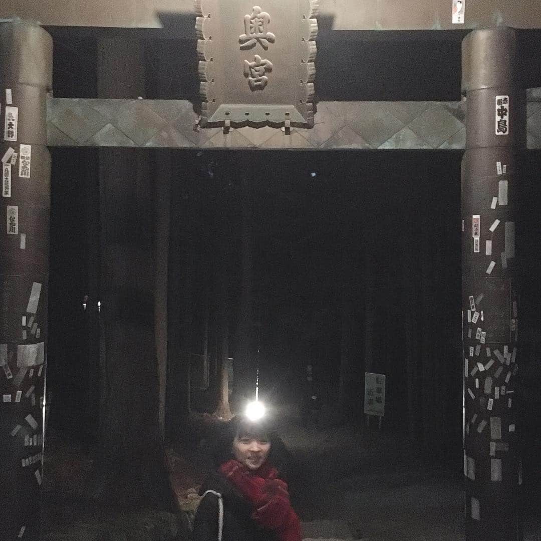 前野えまさんのインスタグラム写真 - (前野えまInstagram)「秩父の三峯神社に初詣に行きました。 片道6時間もかかったから、到着した時は夕日が見えてきました。 来るたびに圧倒的なパワーを感じます！ 今回もたくさんパワーチャージしました！  #三峯神社  #三峯神社奥宮  #初詣  #初詣2019  #秩父  #前野えま」1月5日 9時58分 - maeno_ema