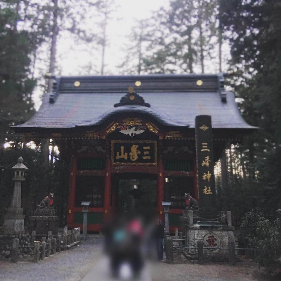 前野えまさんのインスタグラム写真 - (前野えまInstagram)「秩父の三峯神社に初詣に行きました。 片道6時間もかかったから、到着した時は夕日が見えてきました。 来るたびに圧倒的なパワーを感じます！ 今回もたくさんパワーチャージしました！  #三峯神社  #三峯神社奥宮  #初詣  #初詣2019  #秩父  #前野えま」1月5日 9時58分 - maeno_ema