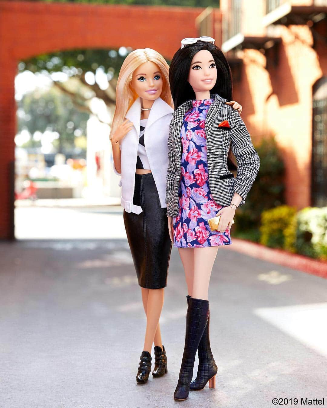 バービーさんのインスタグラム写真 - (バービーInstagram)「Style tip: elevate your everyday wardrobe with a tasteful, tailored jacket. 👍🏻 #barbie #barbiestyle」1月5日 1時43分 - barbiestyle