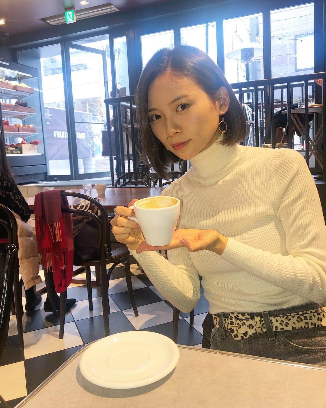 朝日奈央さんのインスタグラム写真 - (朝日奈央Instagram)「トップス⇨UNIQLO デニム⇨levi's ベルト⇨ZARA ピアス⇨Allycher ひぃちゃんのところのピアスかわいすぎ😍 可愛いのに金属アレルギー対応なところも凄い😭❤️ #coffee#cafe#コーヒー#☕️#手にそえちゃうよ」1月5日 2時07分 - pop_step_asahi