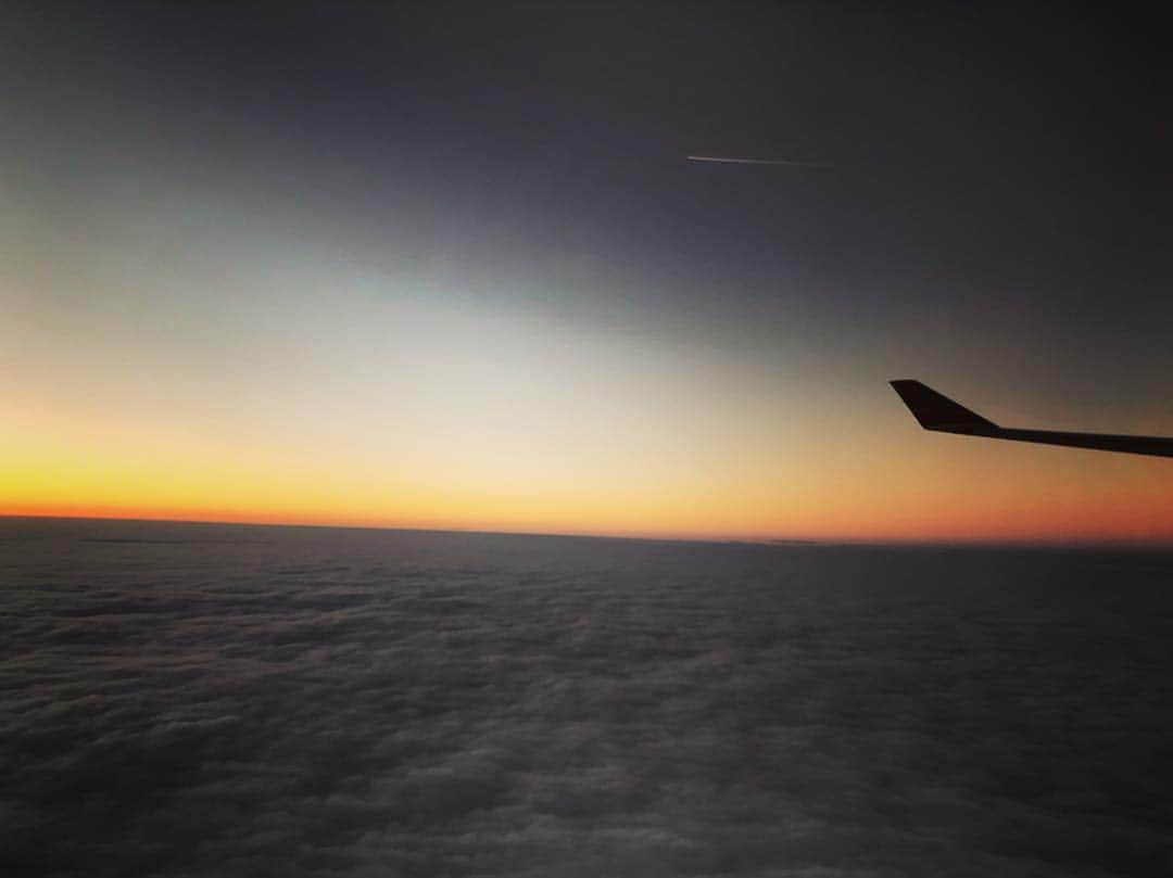 椎名そらのインスタグラム：「帰りの飛行機からの雲の上から見える夕焼けが綺麗でした」