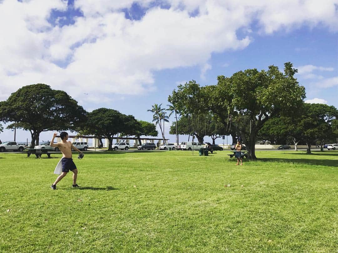 十亀剣さんのインスタグラム写真 - (十亀剣Instagram)「ハワイで現地の知り合いとキャッチボール中。 #十亀剣 #ハワイ」1月5日 8時20分 - kameken.21