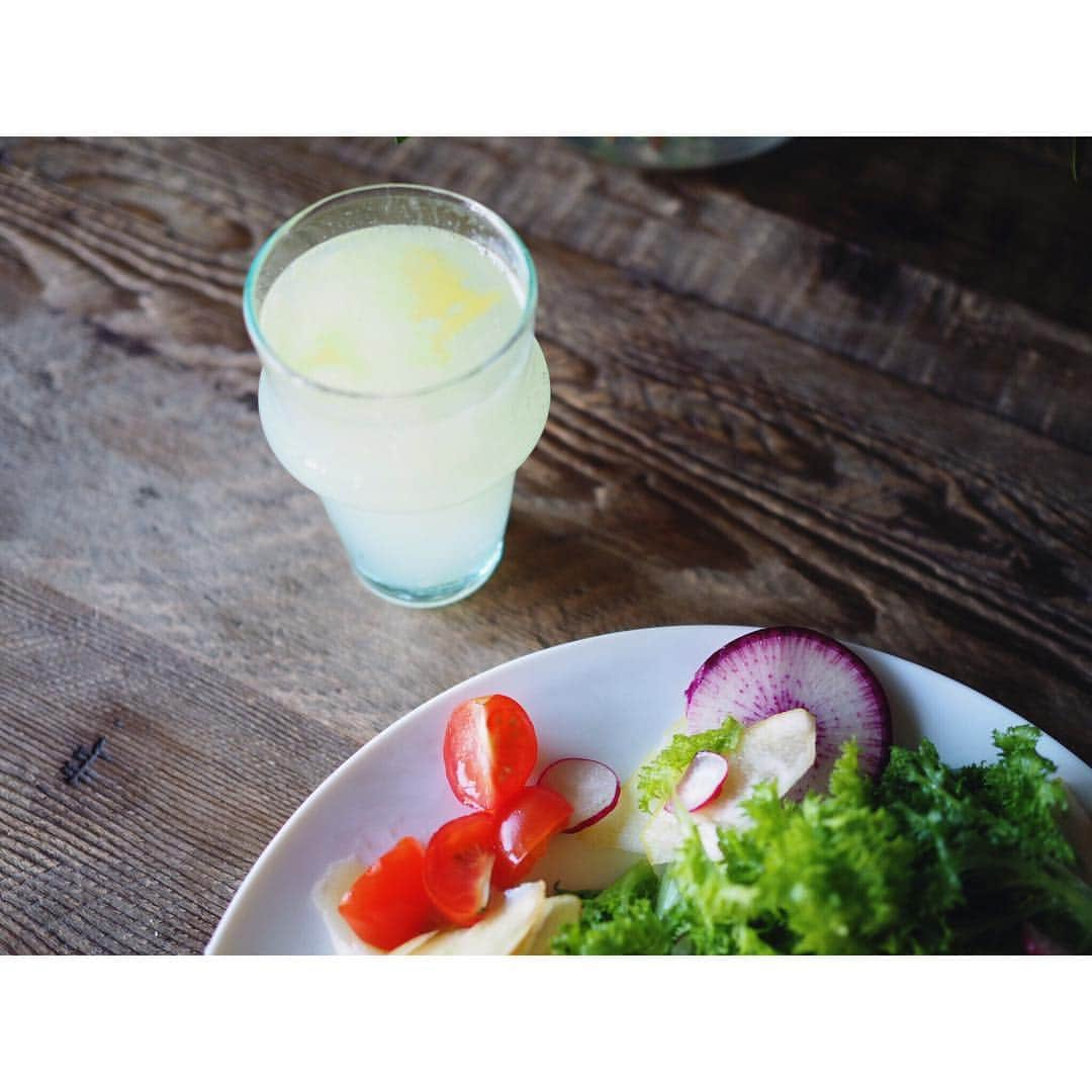 高山都さんのインスタグラム写真 - (高山都Instagram)「パンとサラダとスープな朝。 カラフルな野菜が映えるように、マットな白のプレートを選びました。 コーンスープが飲みたくなって、クリームコーン缶🥫と豆乳で簡単に。 美雨さん @miu_sakamoto の高知土産で柚子果汁を貰ったので、ソーダで割った。おいしい😌 #みやれゴハン #おうちごはん #ワンプレート #コーンスープ #青木良太 #3rdceramics #うつわ好き」1月5日 8時43分 - miyare38