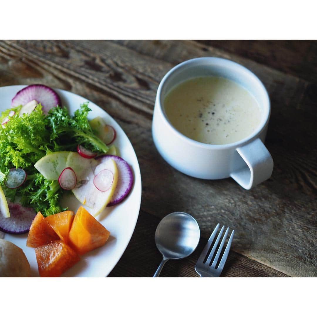 高山都さんのインスタグラム写真 - (高山都Instagram)「パンとサラダとスープな朝。 カラフルな野菜が映えるように、マットな白のプレートを選びました。 コーンスープが飲みたくなって、クリームコーン缶🥫と豆乳で簡単に。 美雨さん @miu_sakamoto の高知土産で柚子果汁を貰ったので、ソーダで割った。おいしい😌 #みやれゴハン #おうちごはん #ワンプレート #コーンスープ #青木良太 #3rdceramics #うつわ好き」1月5日 8時43分 - miyare38