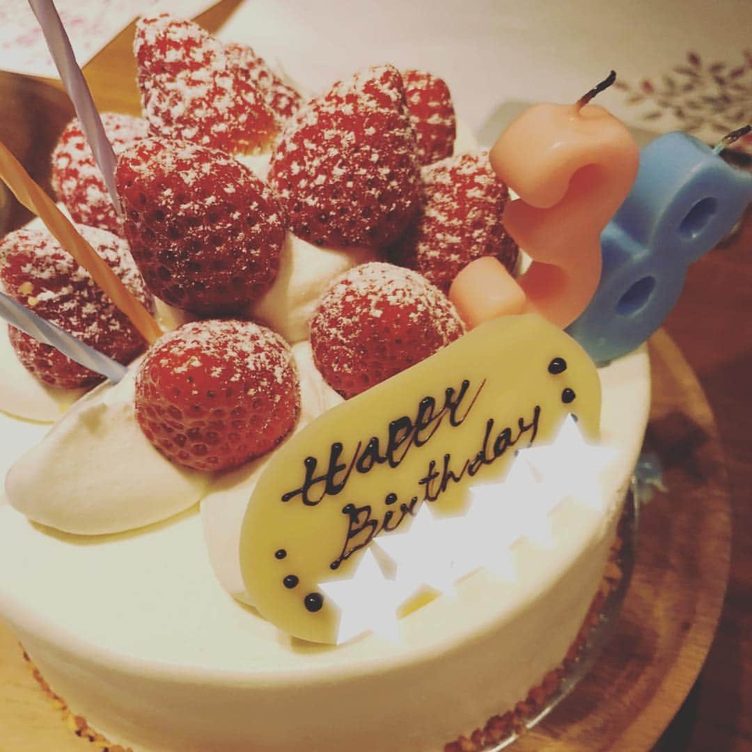 千秋さんのインスタグラム写真 - (千秋Instagram)「お誕生日おめでとうございます🎂 「今年こそは結婚する」ってずっと言ってるひと。みんなの予想は「まだまだ」だなあ。 #hbd #birthdaycake #🎂 #苺好きに生まれたからには🍓」1月5日 18時46分 - chiaki77777